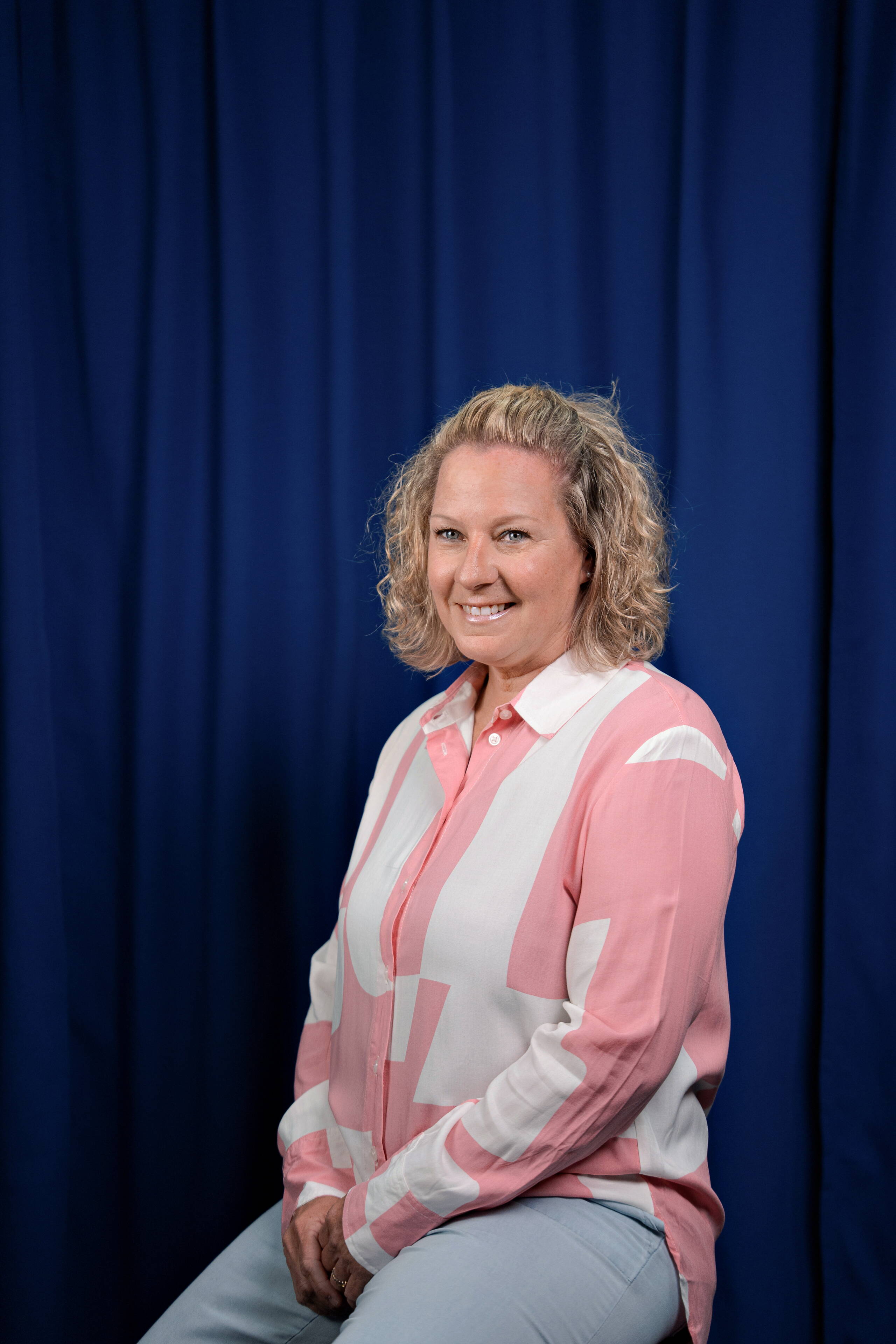 sari-widmer.jpg Mitarbeiterin der Live Kommunikations Agentur evenjo vor blauem Studiohintergrund. live kommunikation, Corporate-Event, Eventagentur bern, eventplanung, firmenevents, teamevents bern, jubiläumsfeier, networking anlass, mitarbeiteranlass, evenjo-Team, Technik, Projektleitung, Beratung