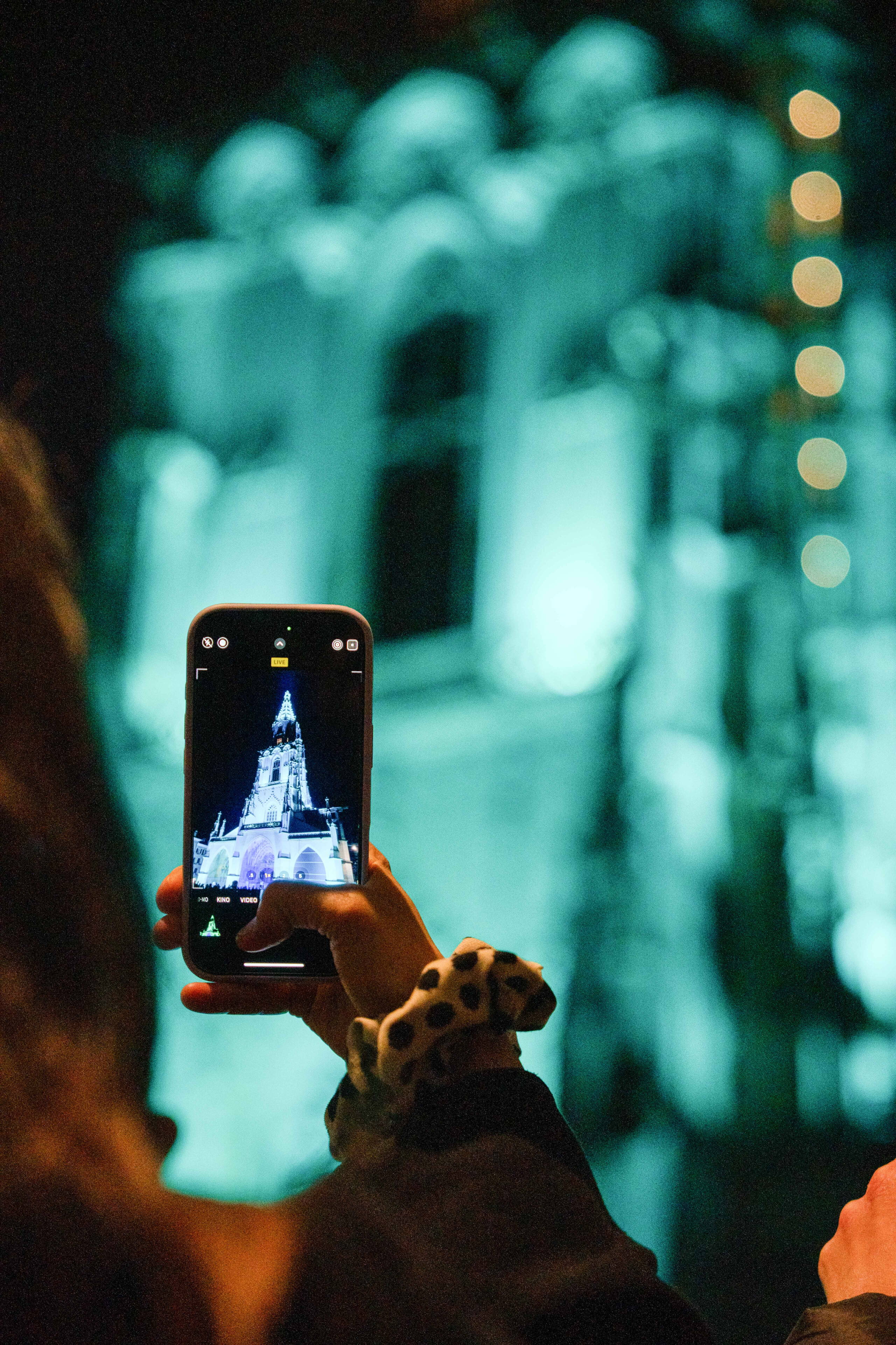 museumsnacht-bern-evenjo-eventagentur-bern-25.jpg Besucherin fotografiert das beleuchtete Berner Münster mit dem Smartphone – Erinnerungen an die Museumsnacht.
Keywords: Museumsnacht Bern, Münster Bern, Eventfotografie, Smartphone-Foto, Besucherinteraktion, Nacht-Event, Erinnerungen schaffen, Markenerlebnis, Brand Experience, Corporate-Event, eventplanung,Verein Museen Bern, Publicevent, Stadt Bern, Eventagentur Bern, Technik, Beleuchtung, Live Kommunikation