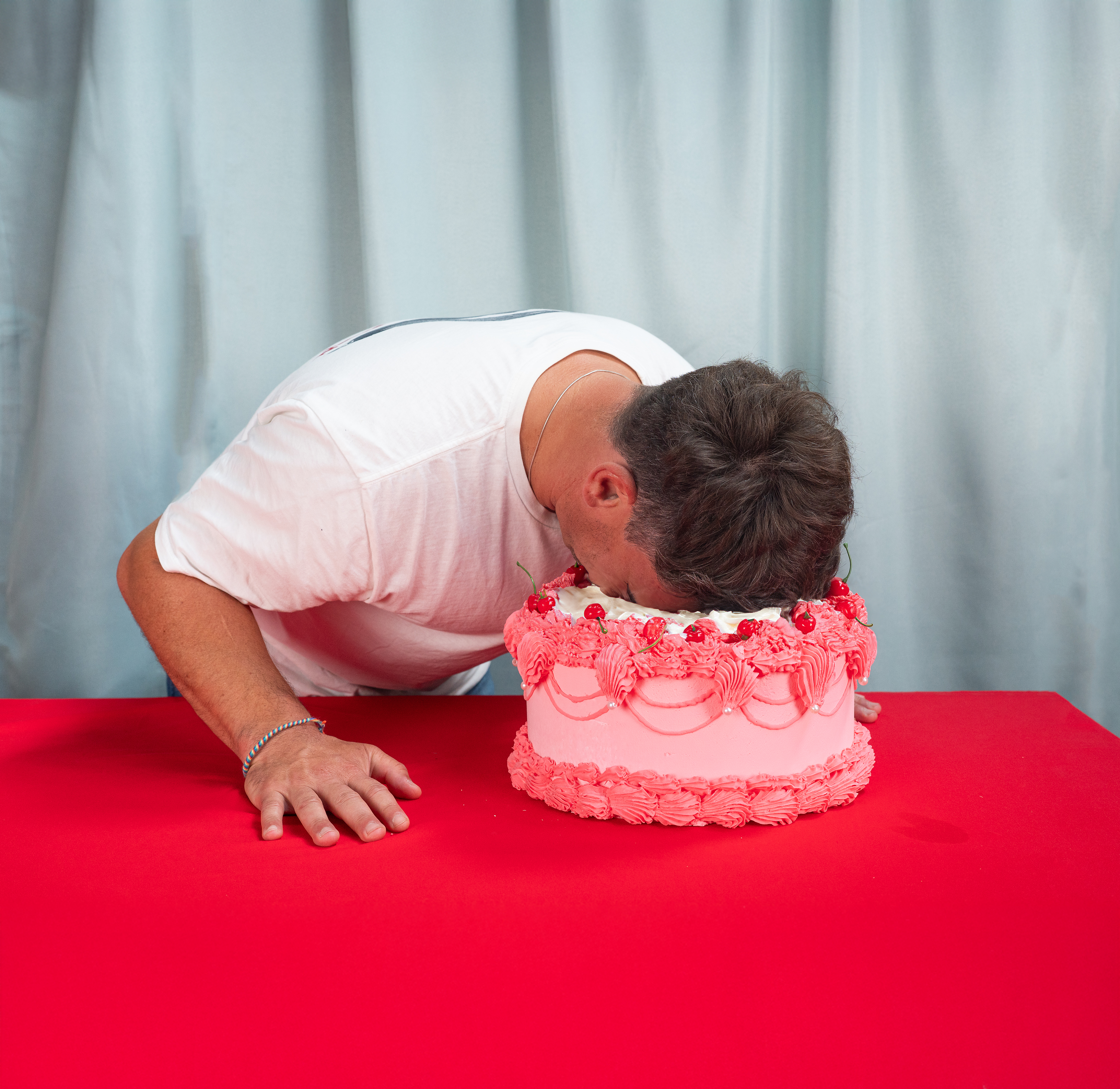 Daniel-in-Torte.jpg Daniel taucht Kopf in rosa Torte auf rotem Tisch. kreative Eventidee, außergewöhnliche Eventfotografie, spass, humor, Markenerlebnis, Brand Experience, Eventplanung, Publicevent, Eventagentur Bern, Technik, Beleuchtung, Live Kommunikation, networking anlass, Mitarbeiteranlass, Mitarbeiter:innen-anlass, Jubiläumsfeier, Weihnachstfeier firma, Party, networking anlass, Corporate-Event