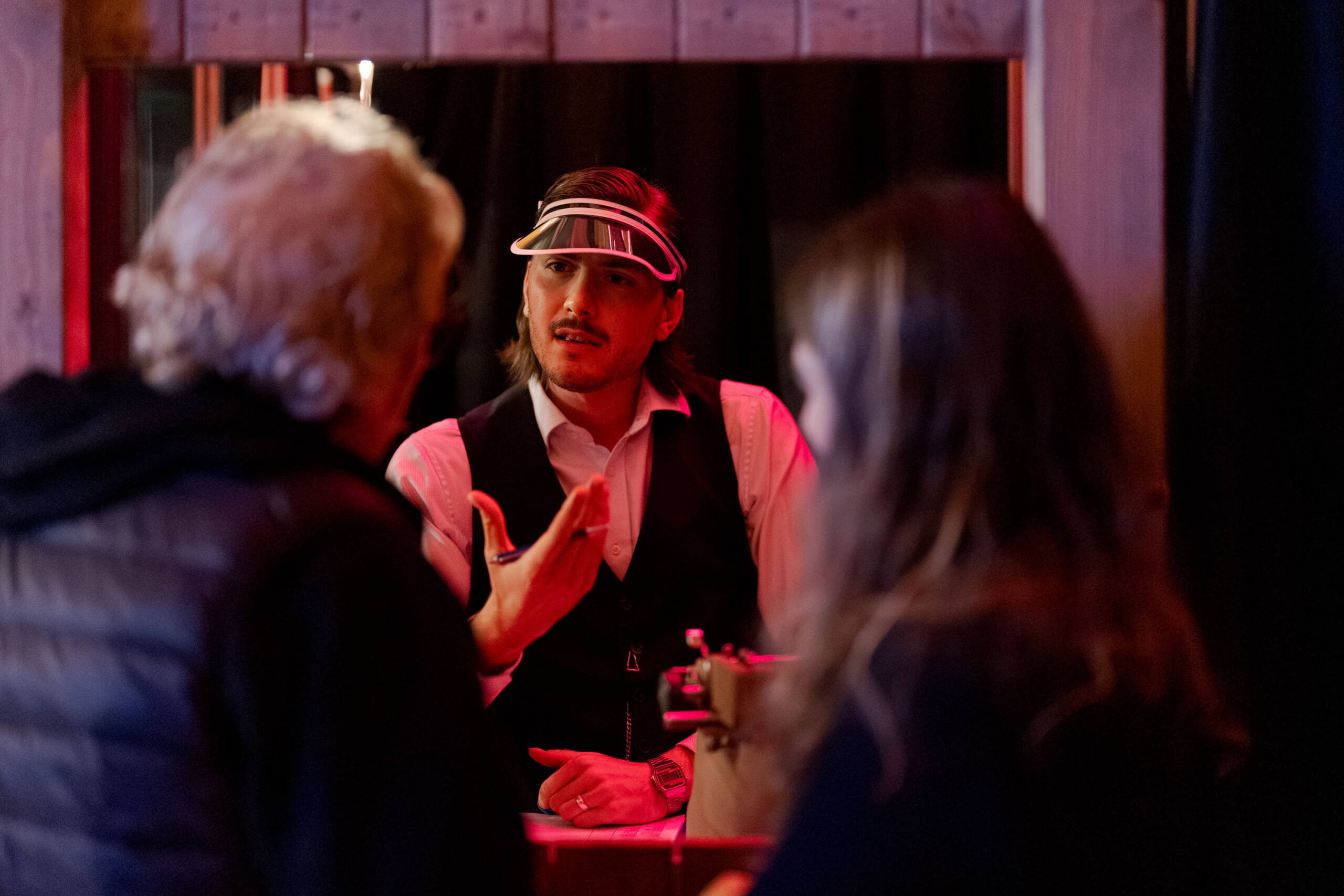 evenjo-sause-buchhalter.jpg Ein Eventmitarbeiter im Retro-Outfit begrüsst Gäste mit Charme – authentisches Storytelling und Gastgeberkultur bei der evenjo sause. markenerlebnis, Brand Experience, mitarbeiteranlass, live kommunikation, Corporate-Event, Markenerlebnis, eventplanung, jubiläumsfeier, mitarbeiteranlass, teamevent, Eventpersonal, Begrüssung