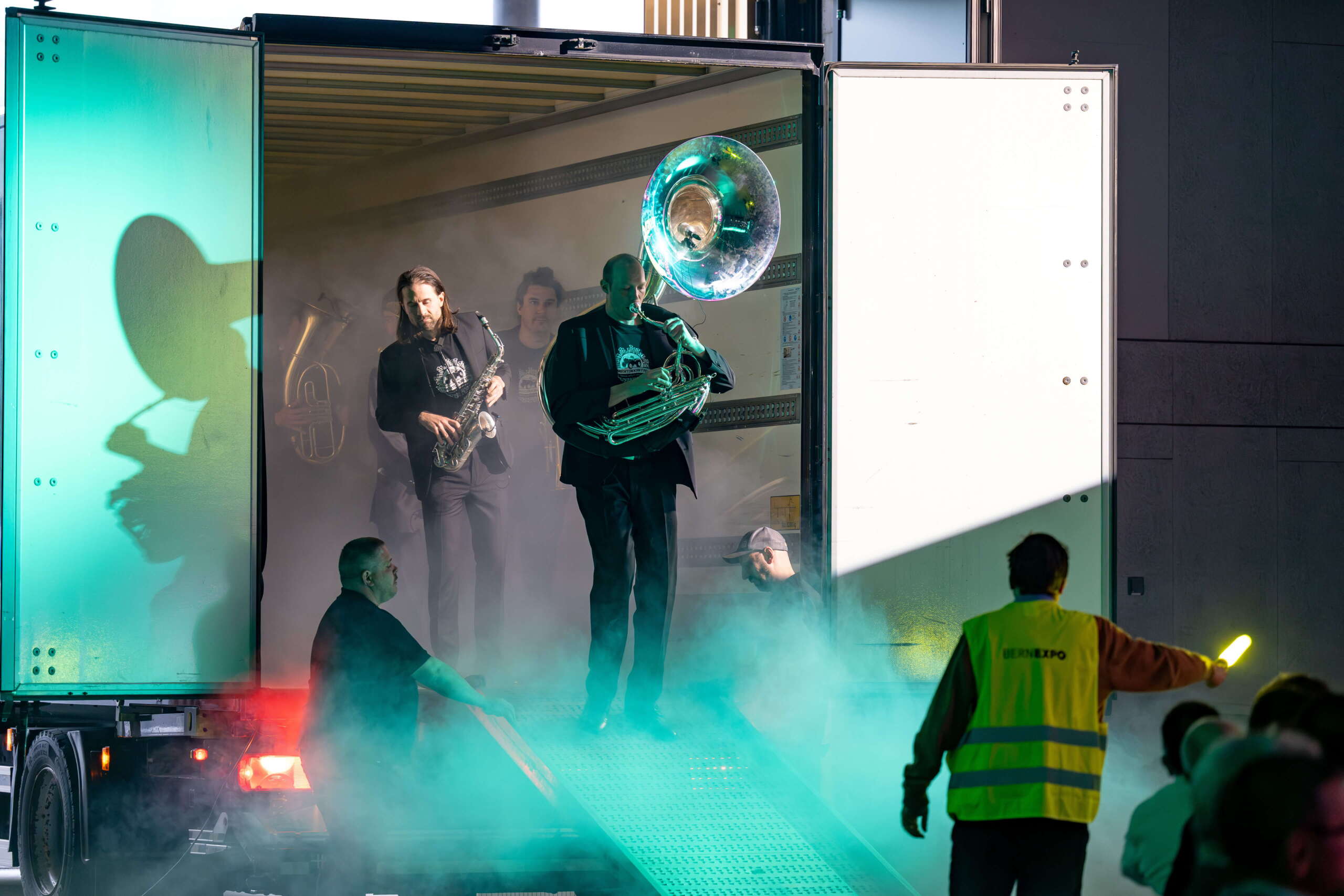 preopening-neue-festhalle-evenjo-bern-band.jpg Marching Band mit Instrumenten steigt aus Eventtruck – musikalischer Überraschungsmoment bei Grossveranstaltung. markenerlebnis, Brand Experience, Bernexpo, Festhalle, Dekoration, Eröffnungsfeier, mitarbeiteranlass, live kommunikation, Showtime, Corporate-Event, eventagentur bern, Live Musik, Marching Band, Showeinlage, Brand Communication, Eventinszenierung