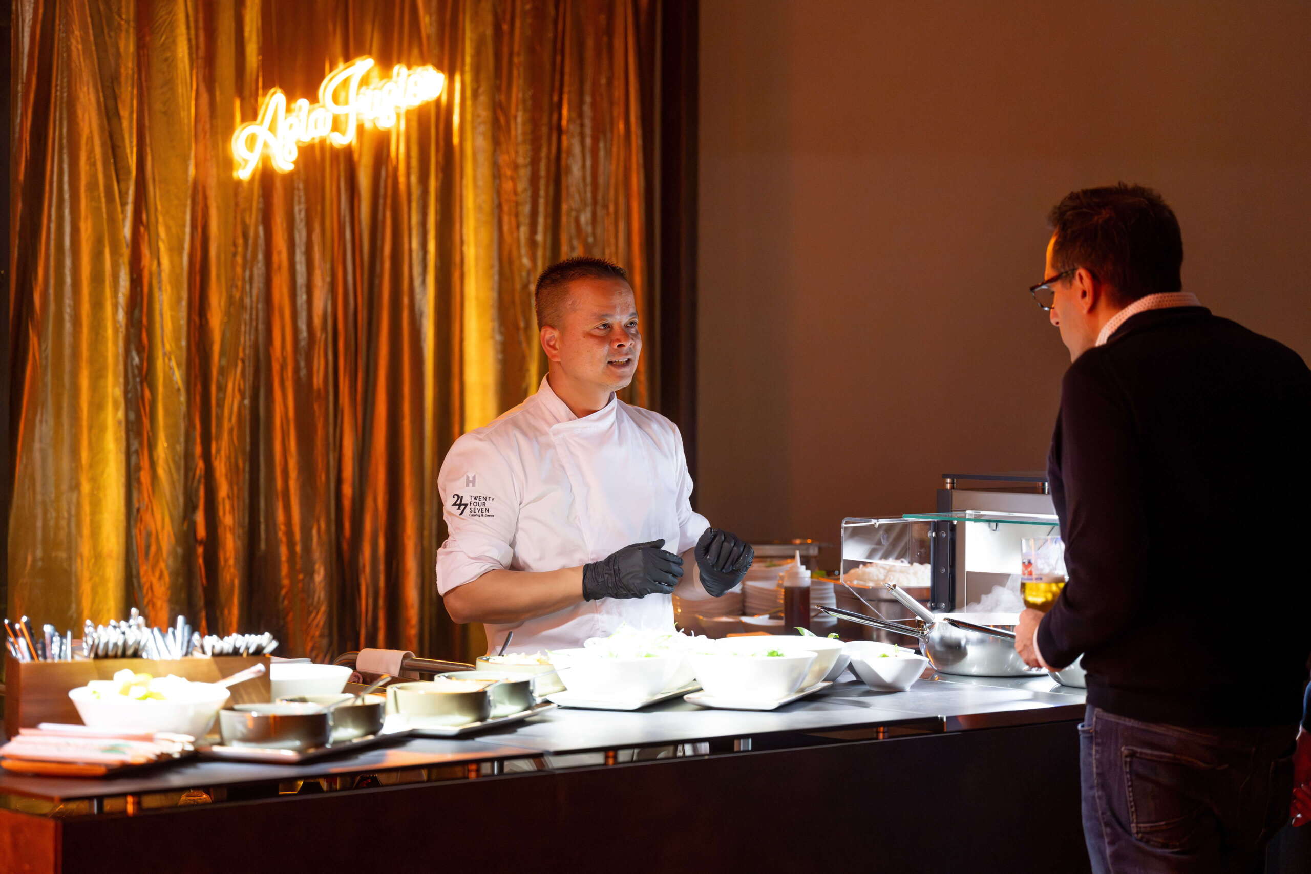 preopening-neue-festhalle-evenjo-bern-73.jpg Live-Cooking an der Asia-Foodstation – kulinarische Brand Experience beim Corporate Event.Brand Experience, Live-Cooking, Asia-Food, Eventgastronomie, markenerlebnis, Brand Experience, Bernexpo, Festhalle, Dekoration, Eröffnungsfeier, mitarbeiteranlass, live kommunikation, Showtime