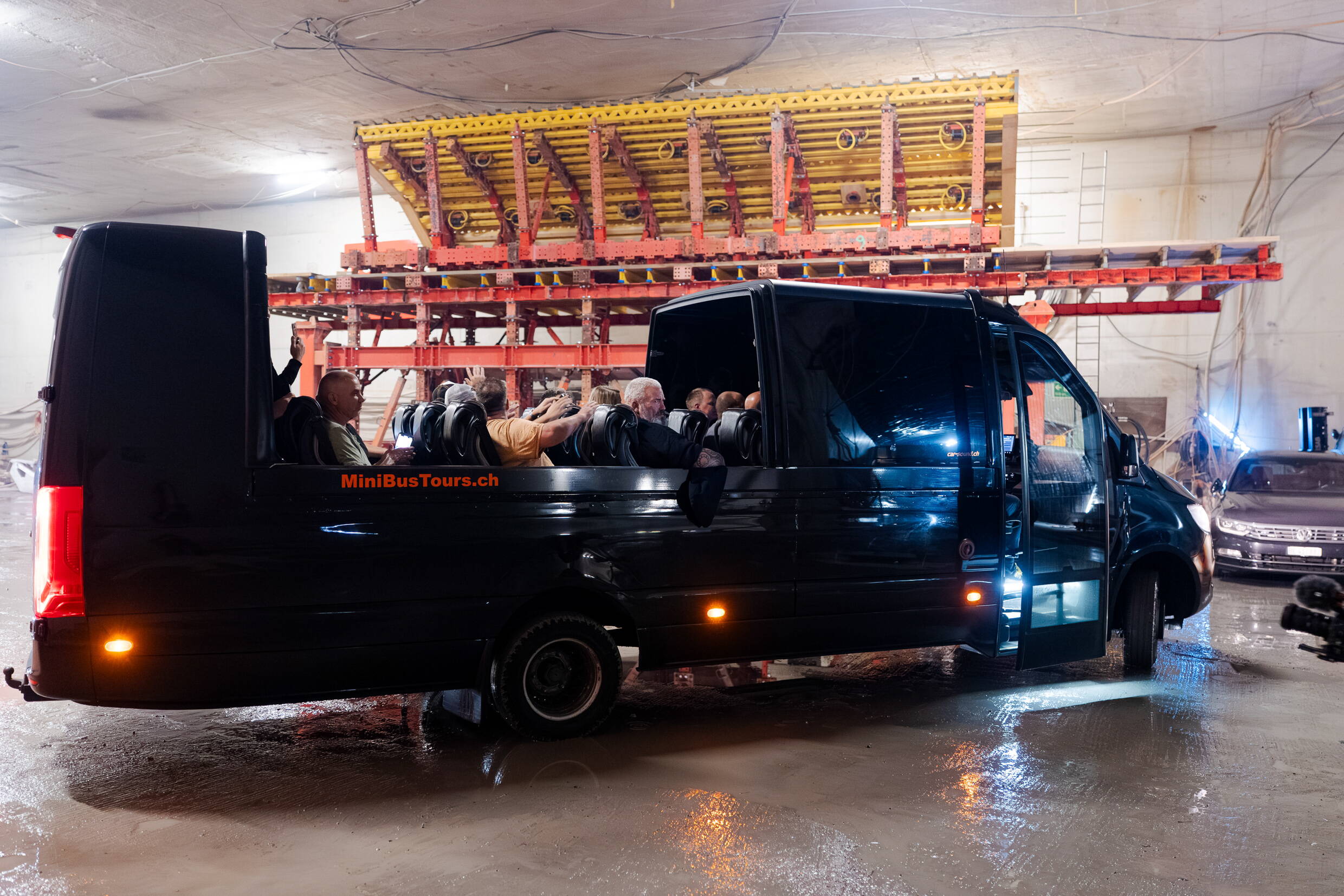 Shuttlebus fährt durch den Tunnel der BLS-Baustelle Bern zum Event 23 Meter unter der Erde. Eine spektakuläre Anreise.
