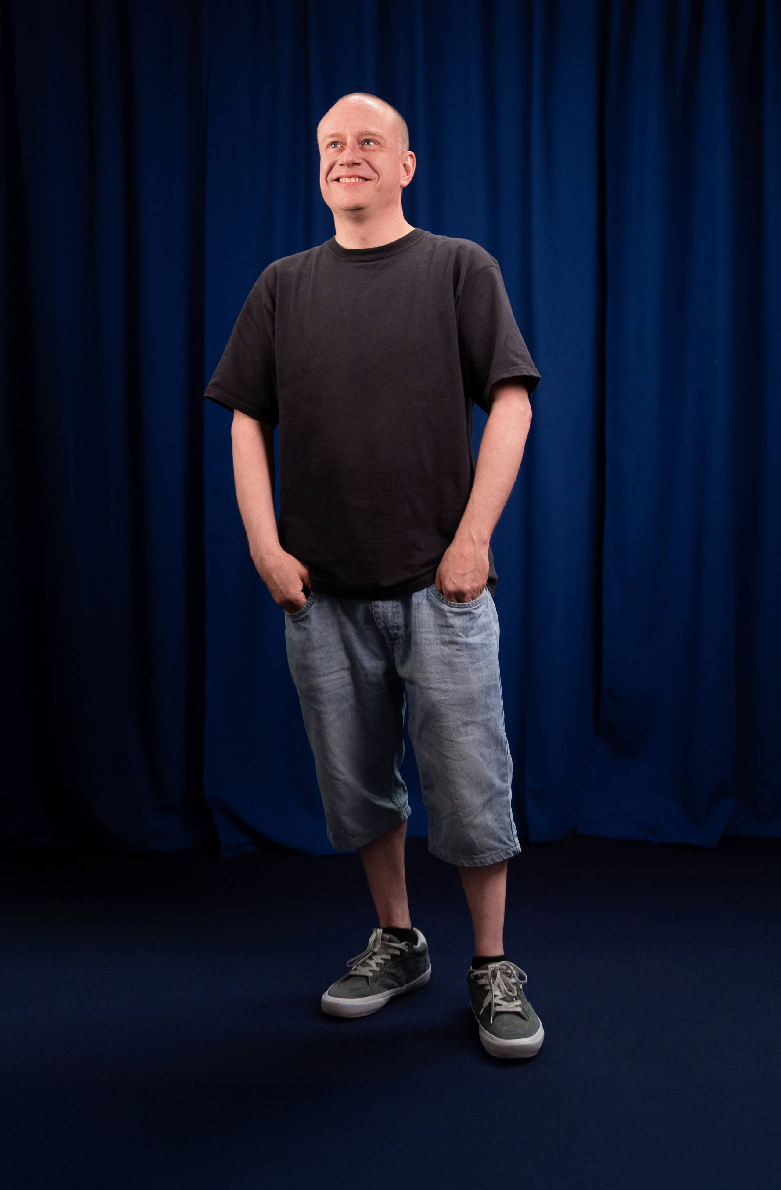 michael-forster.jpg Mitarbeiter Michael Forster der Live Kommunikations Agentur evenjo vor blauem Hintergrund, authentisches Teamfoto live kommunikation, Corporate-Event, Eventagentur bern, eventplanung, firmenevents, teamevents bern, jubiläumsfeier, networking anlass, mitarbeiteranlass, evenjo-Team, Mediengestalter