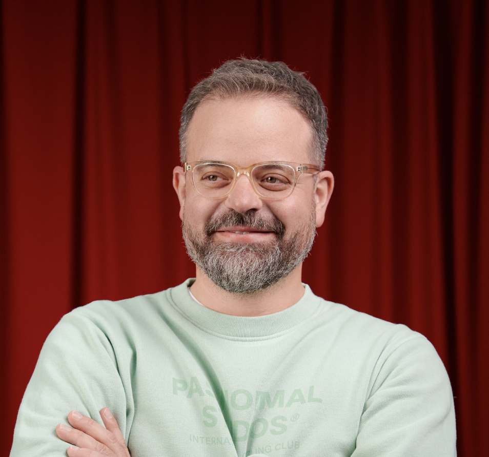 michel-de-maddalena-evenjo-ag-bern.png Managing Partner Michel de Maddalena der Live Kommunikations Agentur evenjo im modernen Outfit vor rotem Studiohintergrund. live kommunikation, Corporate-Event, Eventagentur bern, eventplanung, firmenevents, teamevents bern, jubiläumsfeier, networking anlass, mitarbeiteranlass, mitarbeiter:innen-anlass evenjo-Team, Technik, Krea, Creative Director
