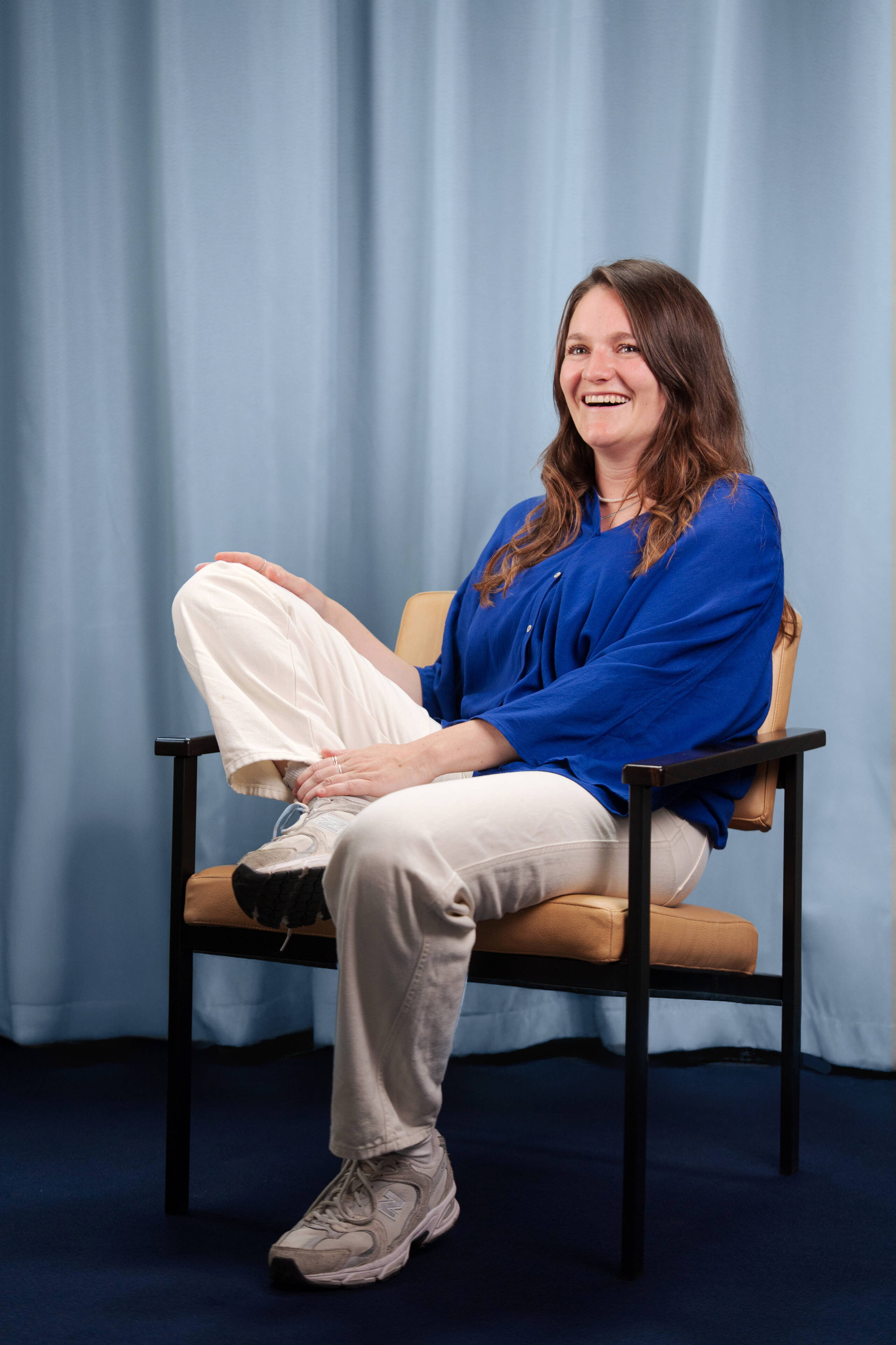 laura-wyss.jpg Mitarbeiterin Laura Wyss der Live Kommunikations Agentur evenjo mit blauer Bluse vor hellblauem Vorhang, authentisches Porträt. live kommunikation, Corporate-Event, Eventagentur bern, eventplanung, firmenevents, teamevents bern, jubiläumsfeier, networking anlass, mitarbeiteranlass, evenjo-Team, Technik, Projektleitung, Beratung