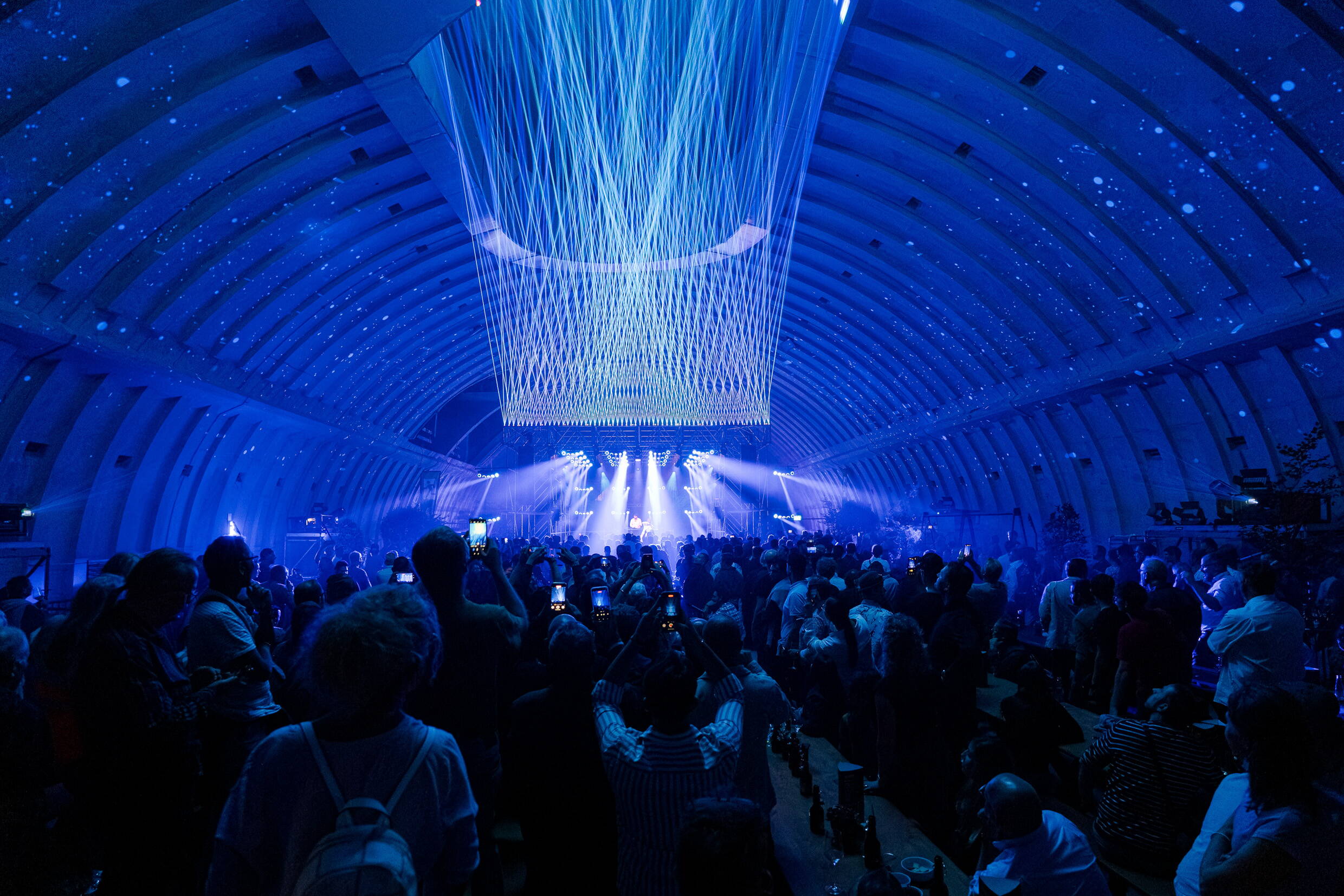 Laser- und Lichtshow in der Kaverne der BLS-Baustelle Bern begeistert die Gäste bei «Marti goes Phantasia».