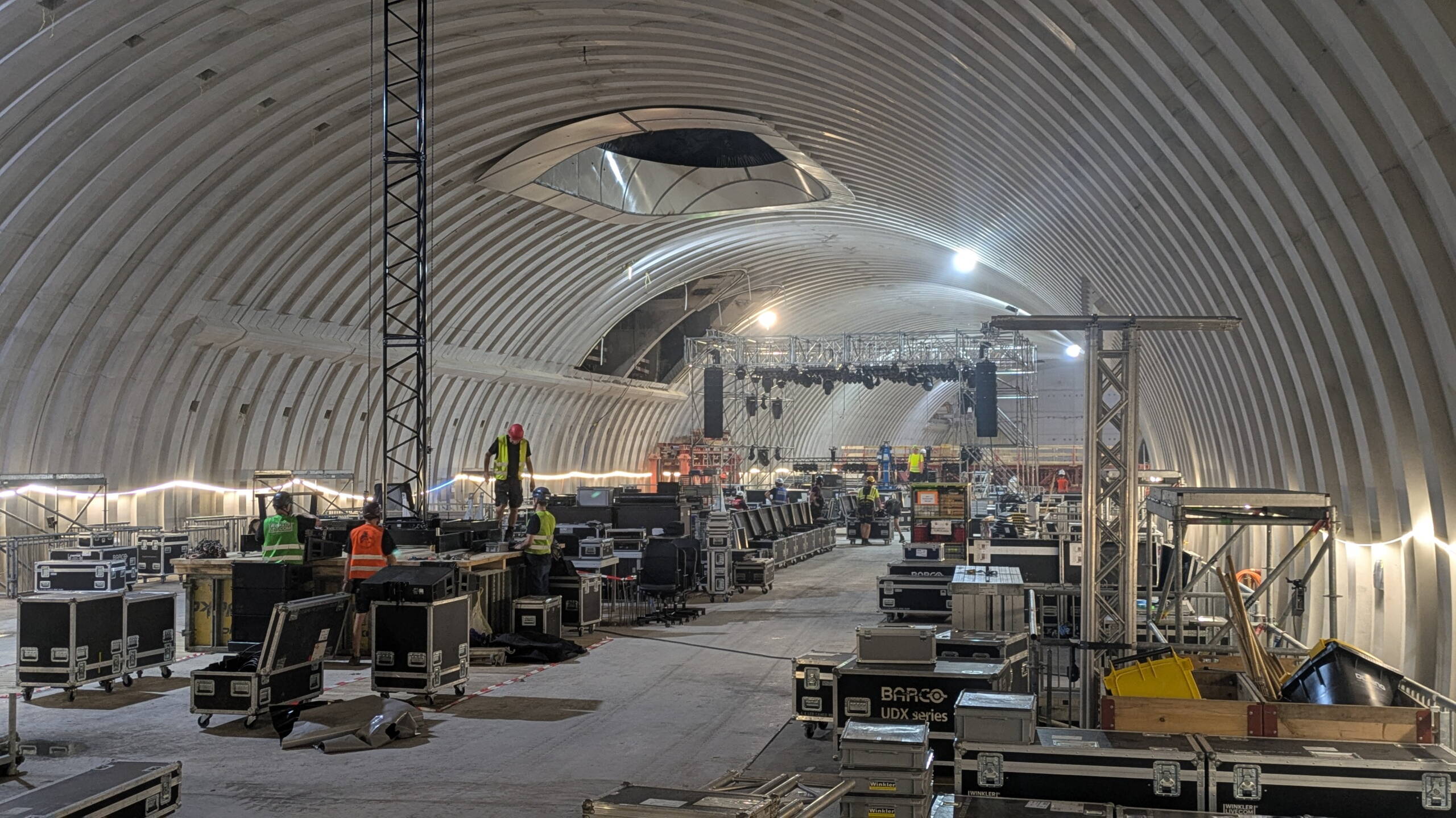 Aufbau eines Events im Tunnel der Marti-Baustelle beim neuen RBS-Bahnhof Bern – Licht- und Bühnentechnik werden installiert.
