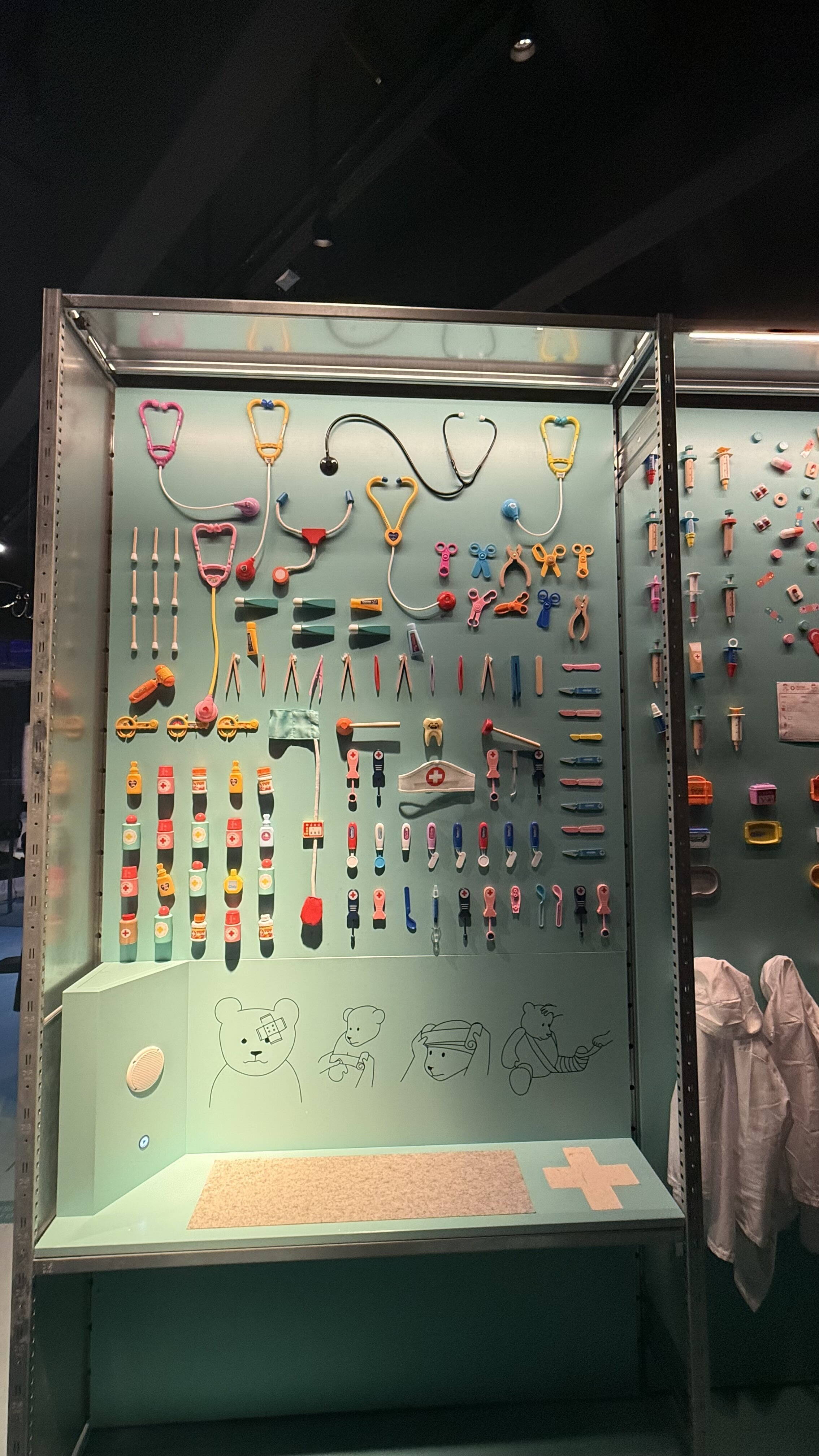 evenjo_ausstellung_stapferhaus_szenografie_inszenierung_01.jpeg Ausstellungsvitrine mit farbenfrohen Spielzeug-Arztinstrumenten im Stapferhaus. moderne Szenografie. Ausstellungsgestaltung, Inszenierung, Begegnung, Networking, Live-Kommunikation, Eventgestaltung, Markenerlebnis, Brand Experience, Eventplanung, Publicevent, Eventagentur Bern, Corporate-Event, Mitarbeiteranlass, Mitarbeiter:innen-Anlass, Live Kommunikation, networking Anlass