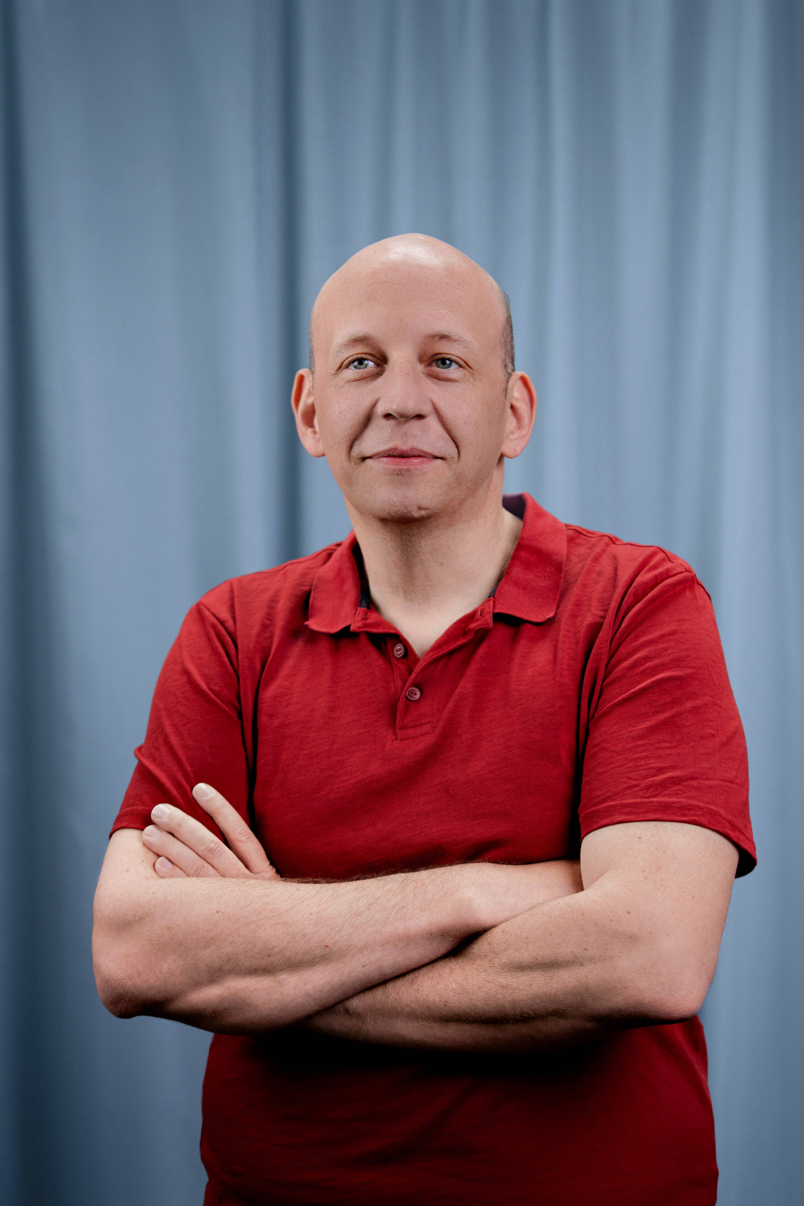 christian-wenger.jpg Mitarbeiter Christian "Polä" Wenger der Live Kommunikations Agentur evenjo mit rotem Shirt vor blauem Hintergrund. live kommunikation, Corporate-Event, Eventagentur bern, eventplanung, firmenevents, teamevents bern, jubiläumsfeier, networking anlass, mitarbeiteranlass, evenjo-Team, Technik, Technischer Leiter