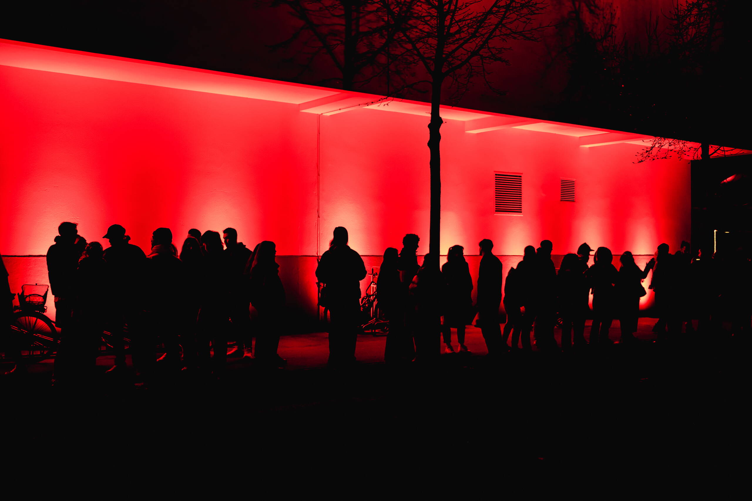 museumsnacht-bern-evenjo-eventagentur-bern-21.jpg Besucher:innen vor rot beleuchteter Wand während der Museumsnacht in Bern – eindrucksvolle Lichtinszenierung. Stadt Bern, Lichtinstallation, Besucher, rote Beleuchtung, nächtliches Event, Eventstimmung, Eventagentur Bern, Live Kommunikation, Corporate-Event, eventplanung, Verein Museen Bern, Publicevent