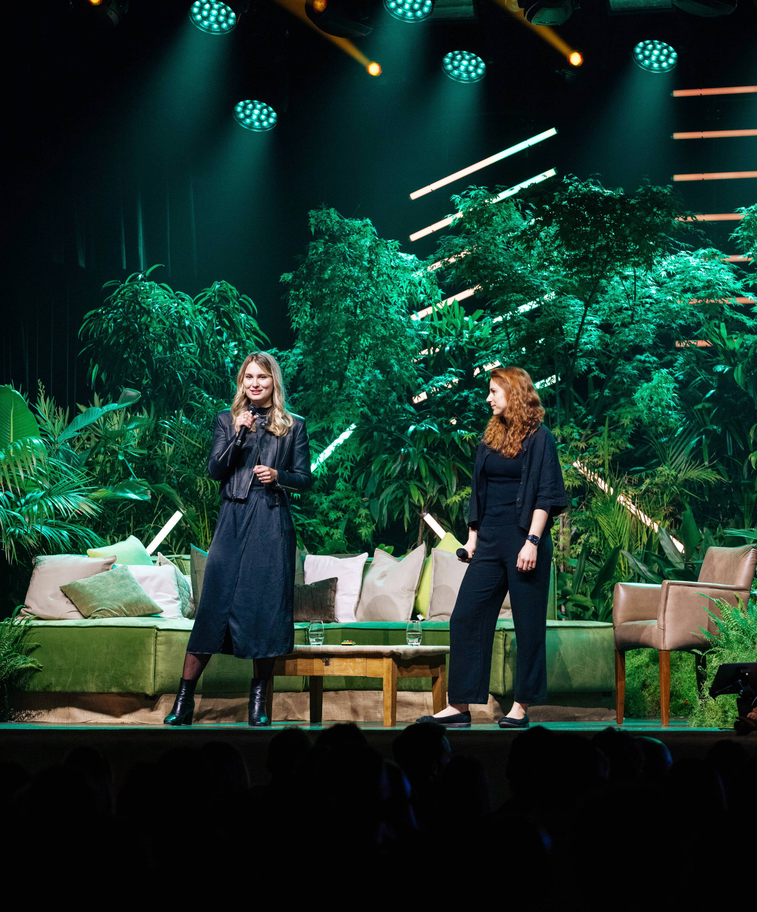 unfold_businessevent_evenjo_ag_bierhuebeli_bern.jpg Fabienne Heer & Rahel Schaad auf Dschungel-Bühne beim Unfold 2024 – Live-Kommunikation, Eventmoderation, Business-Event in Bern. Corporate Event, Eventbühne, Eventdesign, grüne Lichtstimmung, Dschungel Deko, Business Event, live kommunikation, Eventagentur bern, eventplanung, firmenevents, teamevents bern, jubiläumsfeier, networking anlass, mitarbeiter:innenanlass, Technik, Public Events, Sport und Entertainment Events, markenerlebnis, Brand Experience
