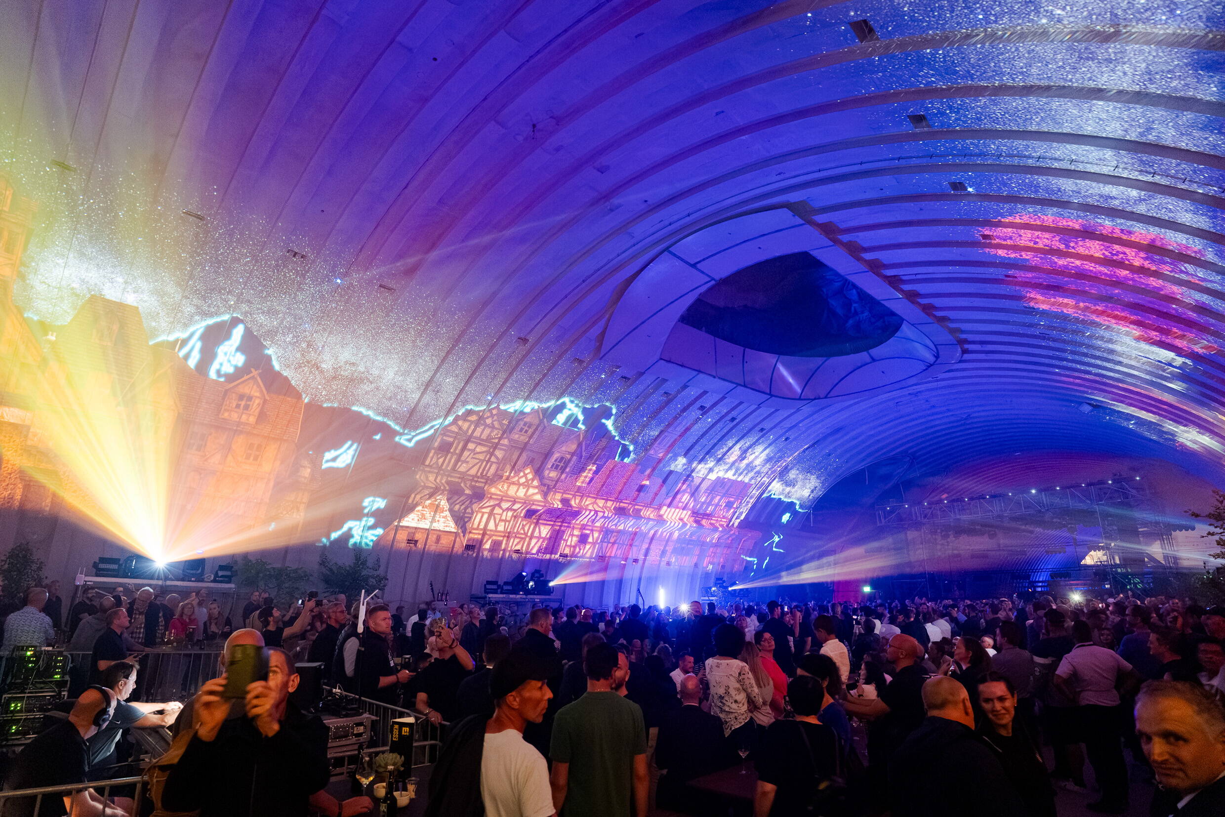 Eine immersive Multimedia-Show mit Videoprojektionen an der Decke der Kaverne während des Marti-Events in Bern.