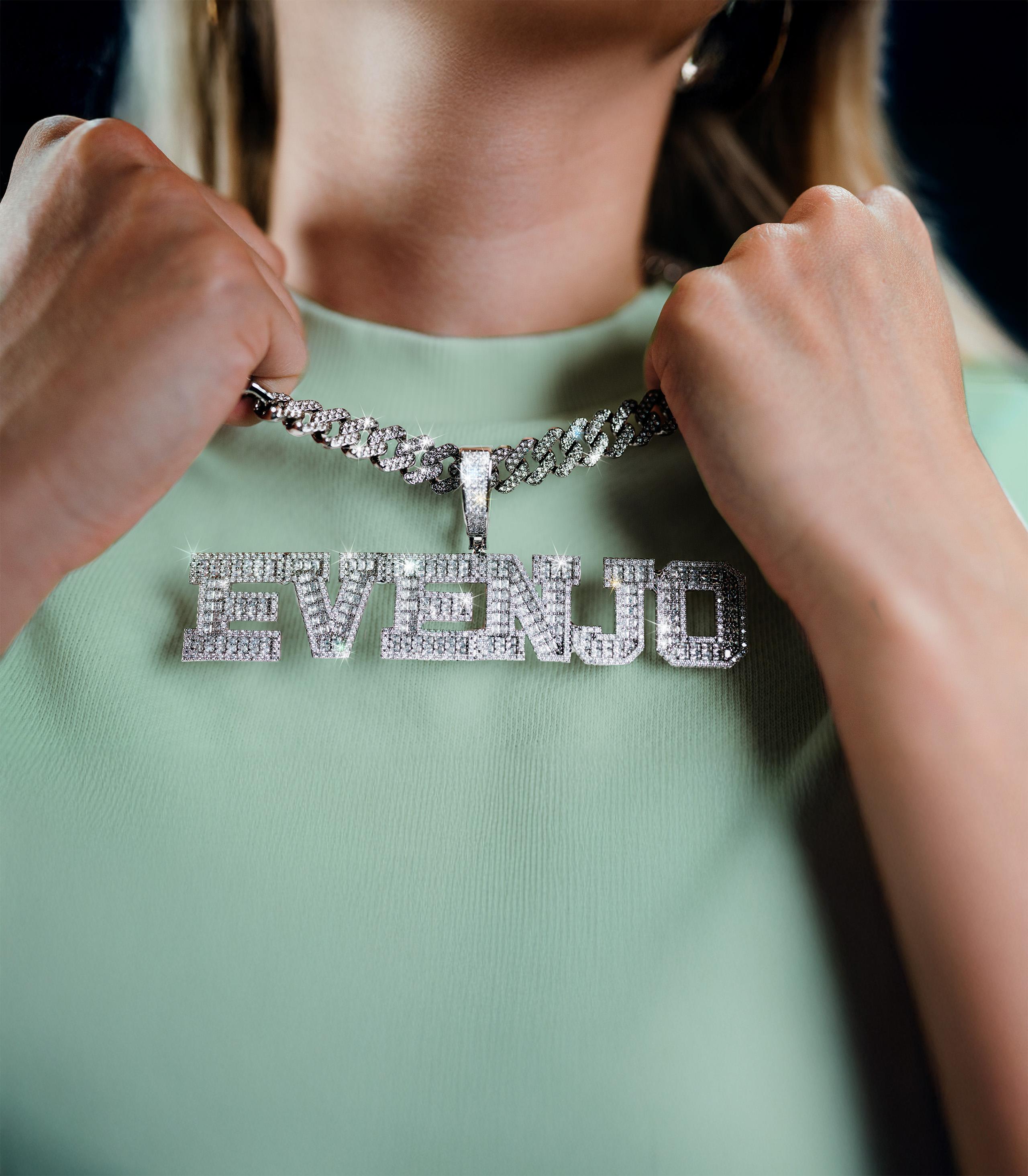 Glitzernde evenjo-Blingbling-Kette. Markenauftritt, Corporate Identity, Eventbranding, Markenerlebnis, Brand Experience, Eventplanung, Publicevent, Eventagentur Bern, Corporate-Event, Mitarbeiteranlass, Mitarbeiter:innen-Anlass, Live Kommunikation, networking Anlass