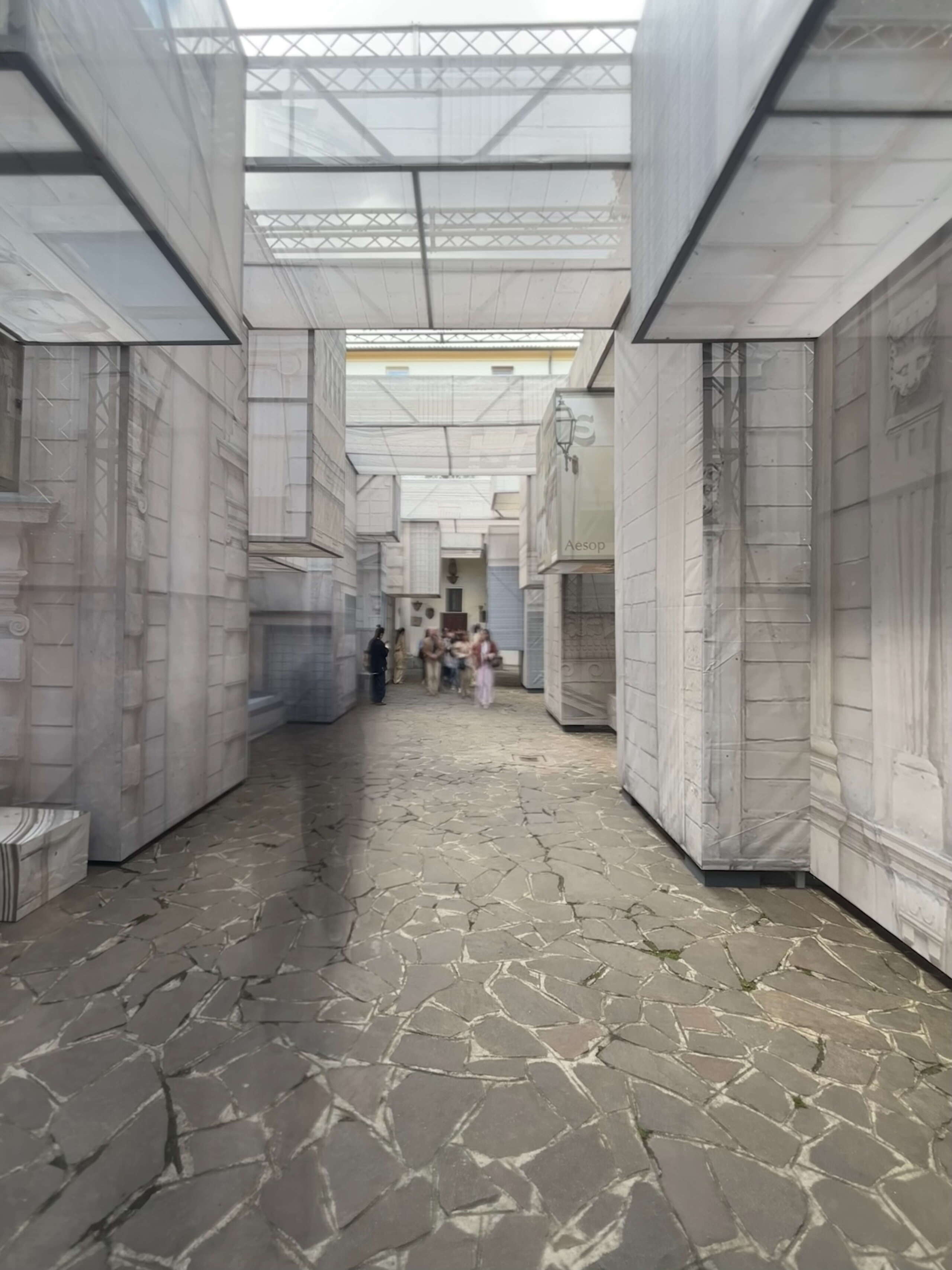 Die Aesop-Installation am Fuorisalone der Milan Design Week in Milano besteht aus halbtransparenten, bedruckten Stoffflächen, die historische Architektur nachzeichnen. Zwischen den textilen Strukturen bewegen sich Besucher:innen durch die ruhige, labyrinthartige Rauminstallation.