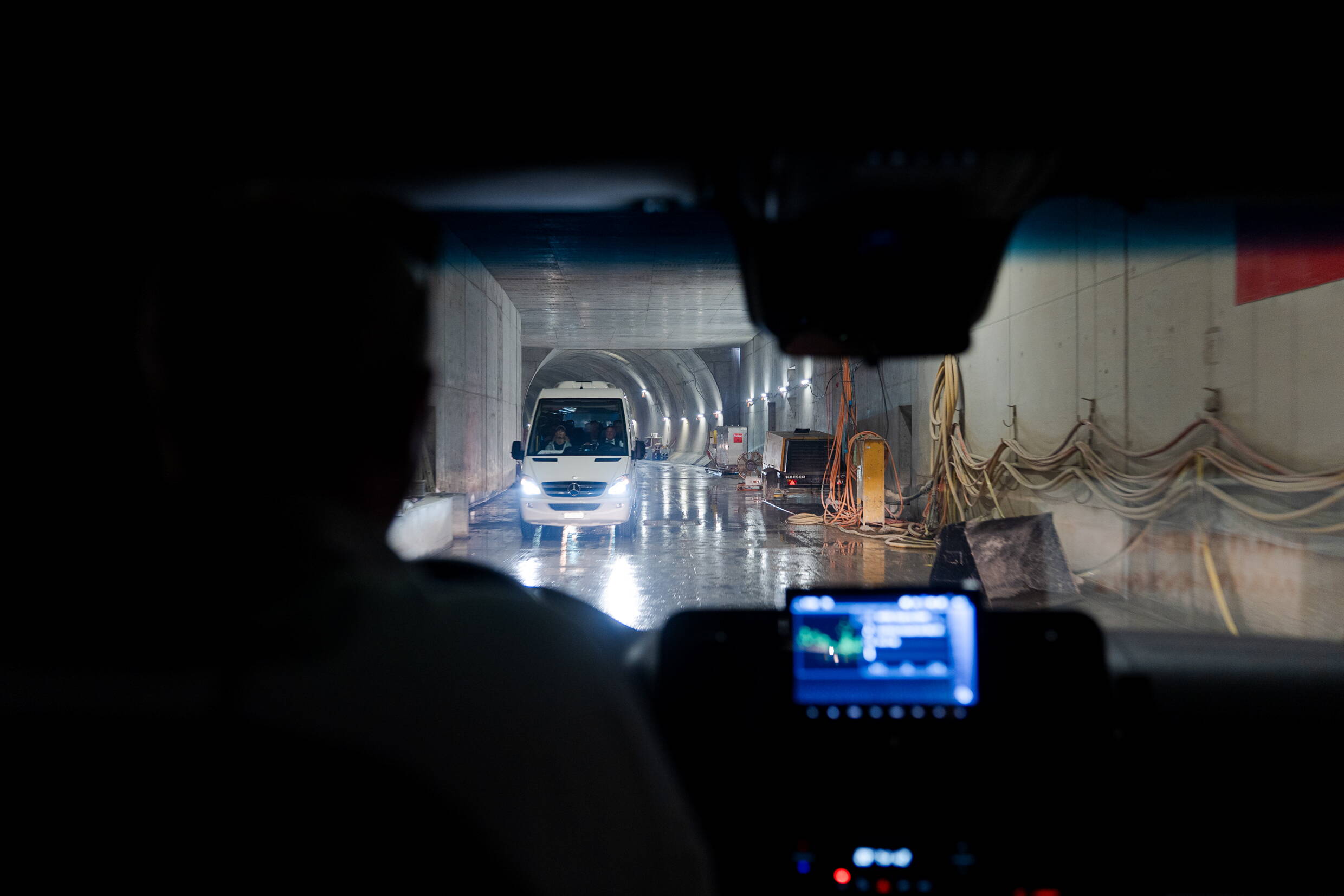 Shuttlebus bringt Gäste durch die Baustelle zur Eventkaverne – Logistik beim Marti-Fest in Bern.