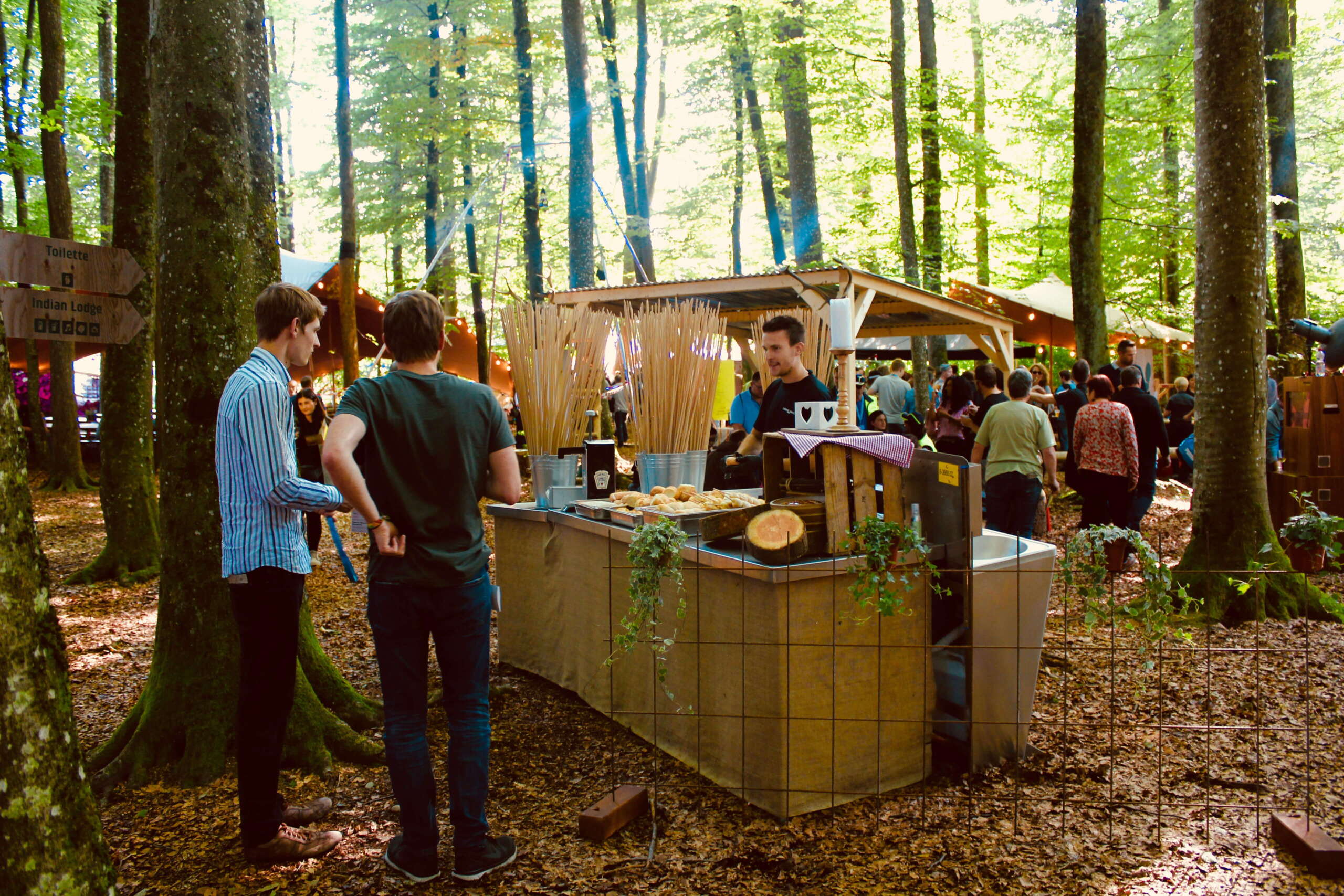 bkw-xplore-eventagentur-bern-evenjo-7.jpg Food-Stand im Wald beim XPLORE Event – lockere Atmosphäre mit Streetfood und Naturkulisse. markenerlebnis, Brand Experience, mitarbeiter:innenanlass, live kommunikation, Corporate-Event, eventagentur bern, BKW, Xplore, Outdoor Event, Markenerlebnis, eventplanung, jubiläumsfeier, mitarbeiter:innenevent