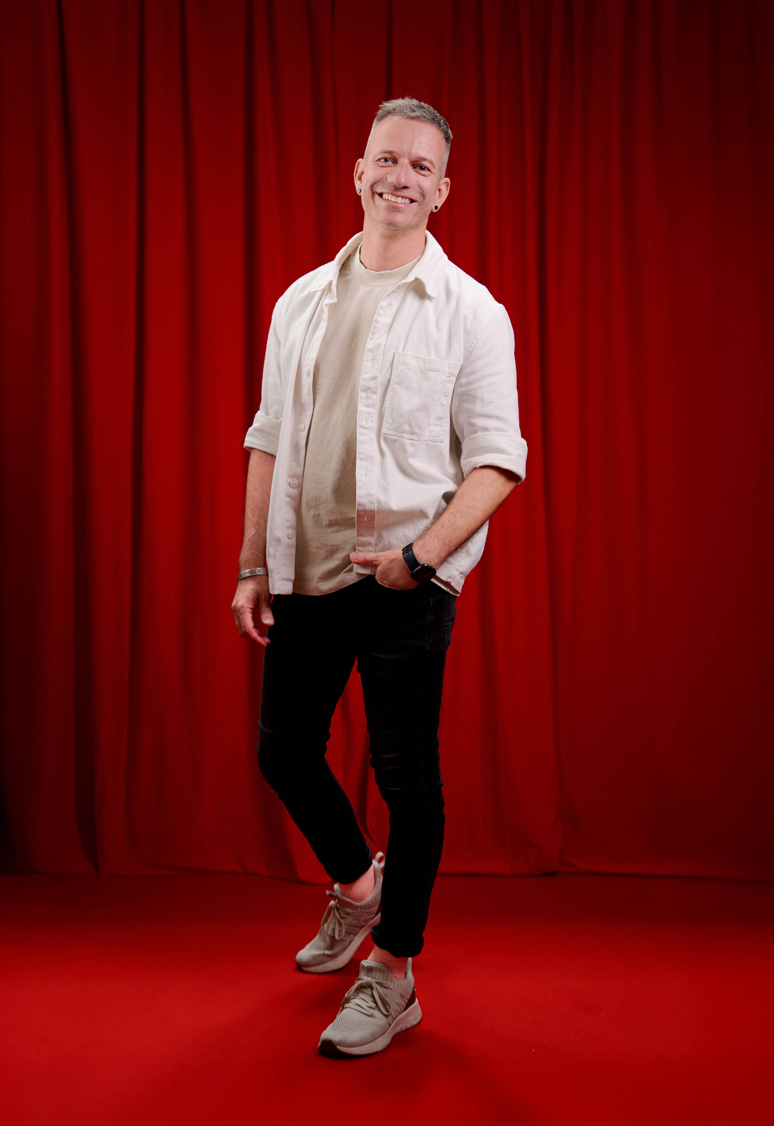 olivier-mollet.jpg Mitarbeiter Olivier Mollet der Live Kommunikations Agentur evenjo in heller Kleidung vor rotem Vorhang, modernes Businessportrait live kommunikation, Corporate-Event, Eventagentur bern, eventplanung, firmenevents, teamevents bern, jubiläumsfeier, networking anlass, mitarbeiteranlass, evenjo-Team, Technik, Projektleitung, Beratung