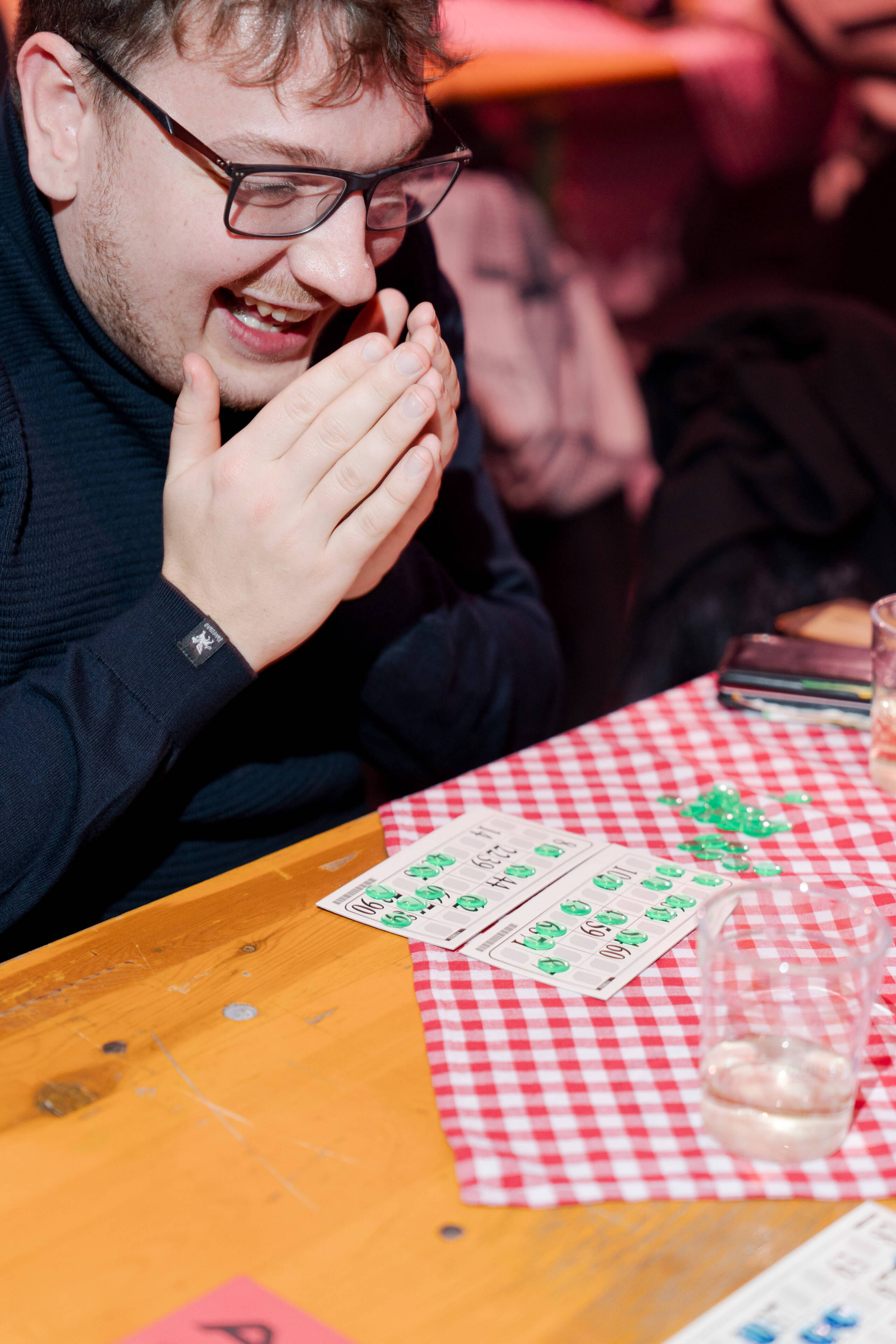 evenjo_gurtenfestival_superlotto_publicevent_bern-20.jpg Junger Teilnehmer reagiert euphorisch beim Ausfüllen seiner Lotto-Karte – spielerische Spannung beim Superlotto-Event. Bingo, Spielerlebnis, Superlotto, Publikumsinteraktion, Glücksmoment, Corporate-Event,
eventagentur bern, eventplanung Eventtechnik, live kommunikation, markenerlebnis, Brand Experience