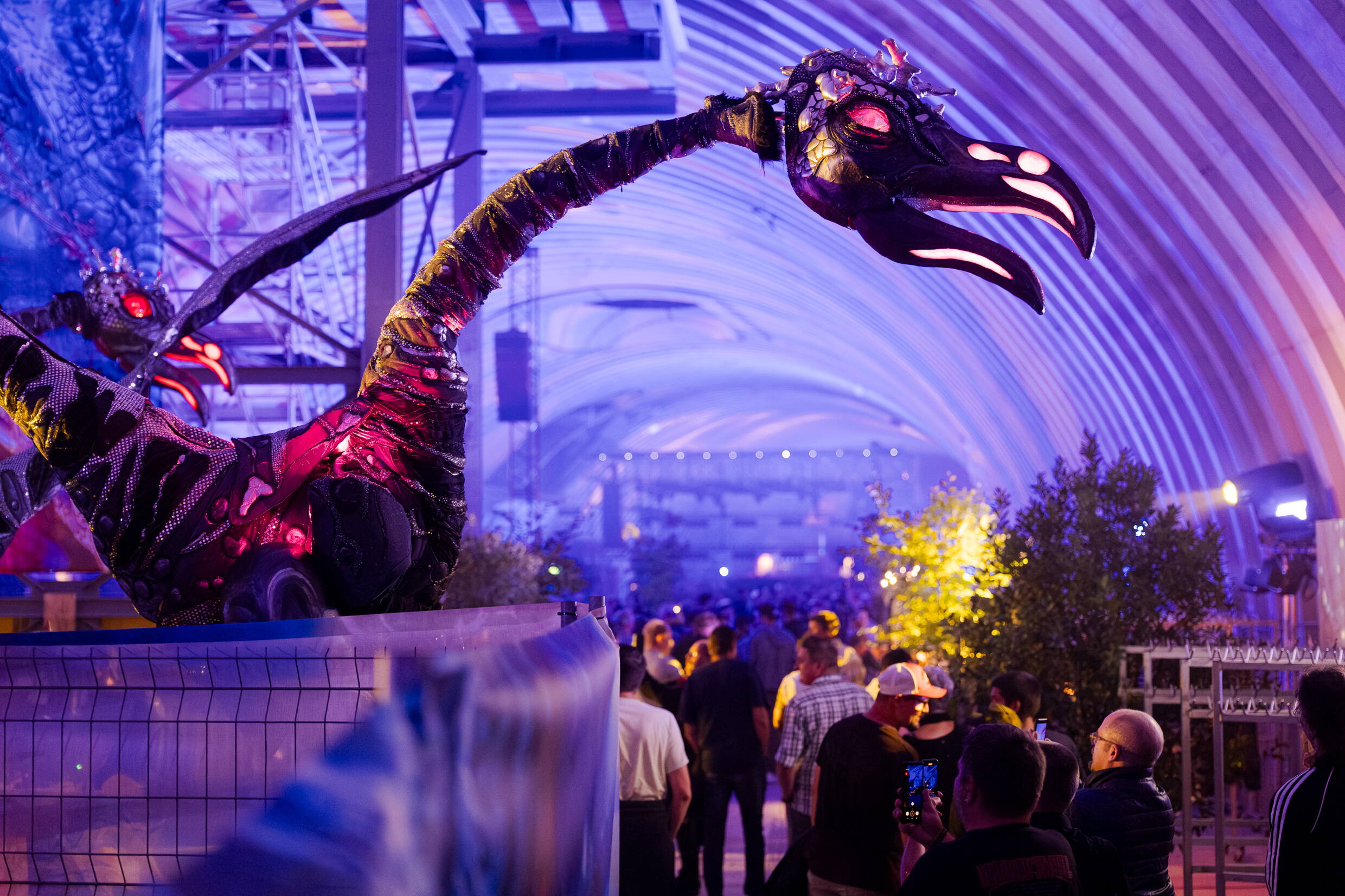 Lichtinstallationen und Fantasiewesen in der Kaverne des neuen RBS-Bahnhofs Bern – Teil der immersiven Show von evenjo.