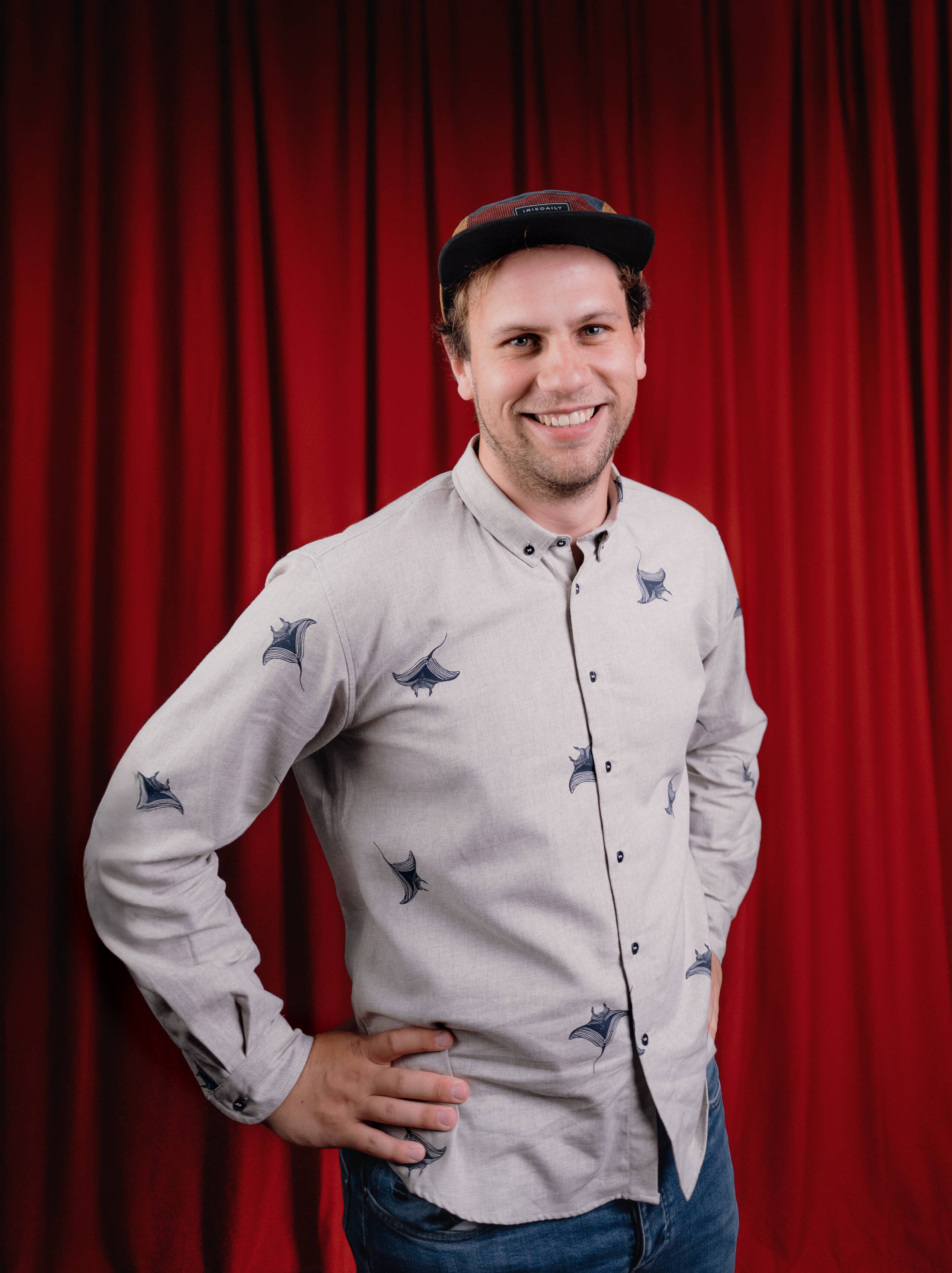 nico-staehli.jpg Mitarbeiter Nico Stähli der Live Kommunikations Agentur evenjo mit Hemd vor rotem Vorhang. live kommunikation, Corporate-Event, Eventagentur bern, eventplanung, firmenevents, teamevents bern, jubiläumsfeier, networking anlass, mitarbeiteranlass, evenjo-Team, Technik, Konzepter, Content Director, Social Media, Krea