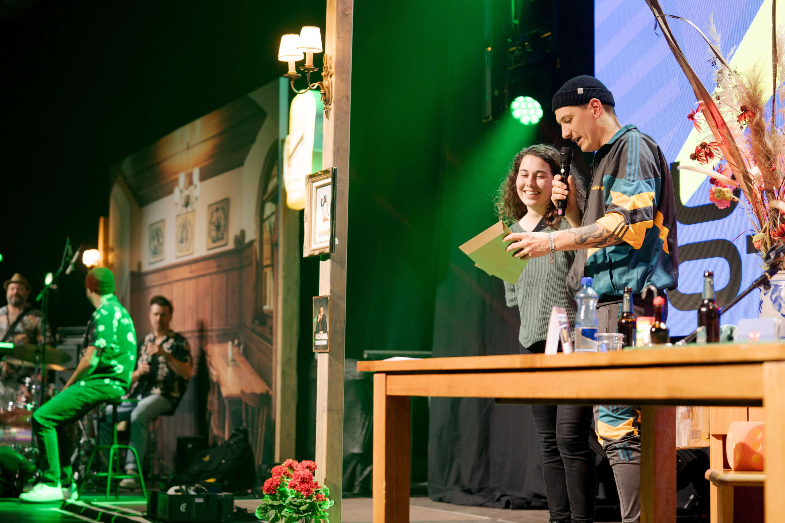 evenjo_gurtenfestival_superlotto_publicevent_bern-16.jpg Teilnehmerin wird auf der Bühne ausgezeichnet – glücklicher Moment und persönliche Ansprache beim Interaktivem-Event. Lottogewinn, Gewinnspiel, Preisverleihung, Eventhighlight, Publikumsbeteiligung, eventagentur bern, Eventtechnik
live kommunikation, Eventtechnik
live kommunikation, moderation Matthias Schenk