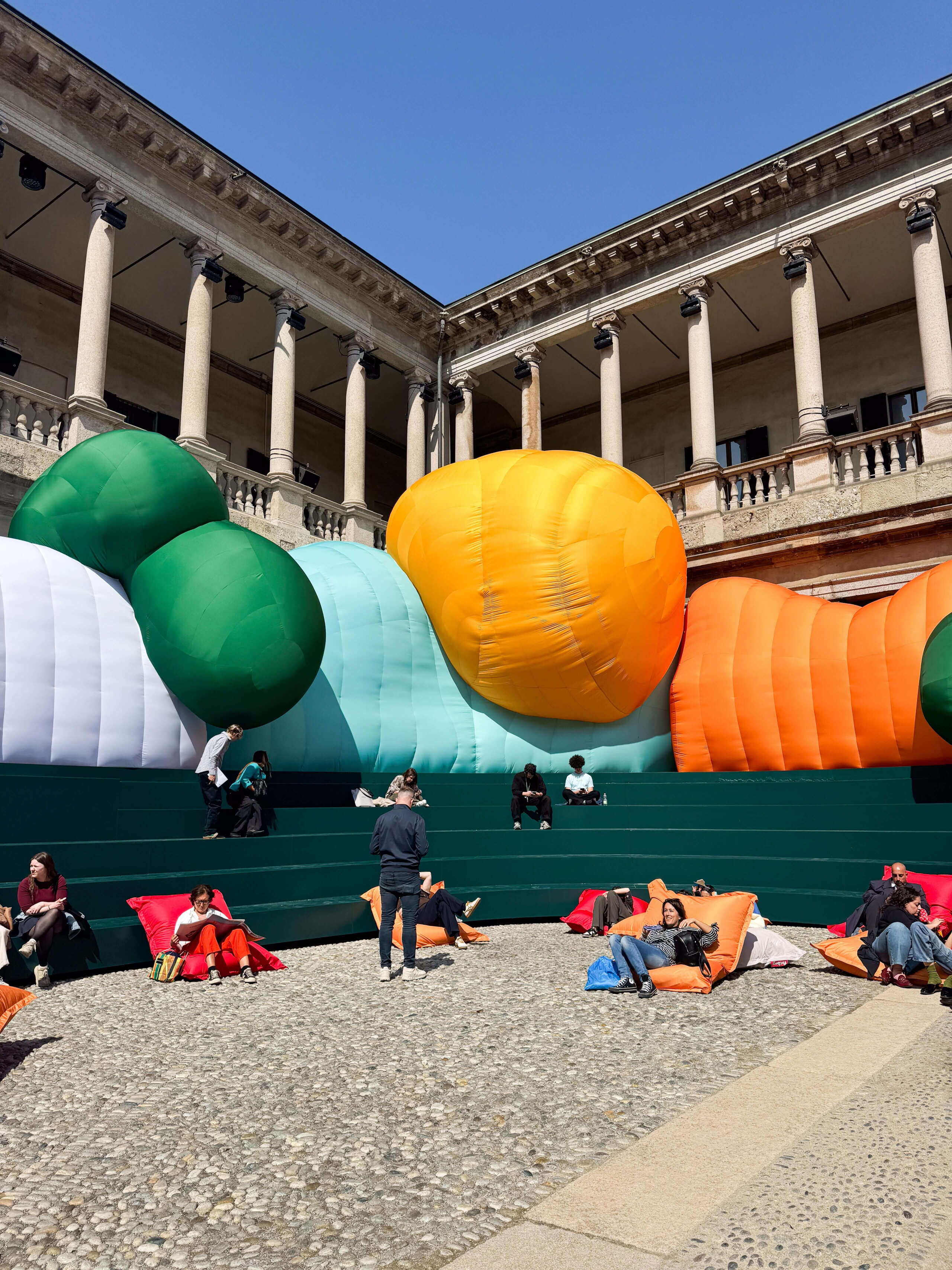 Besucher:innen entspannen in der farbenfrohen Škoda-Installation am Fuorisalone der Milan Design Week in Milano.