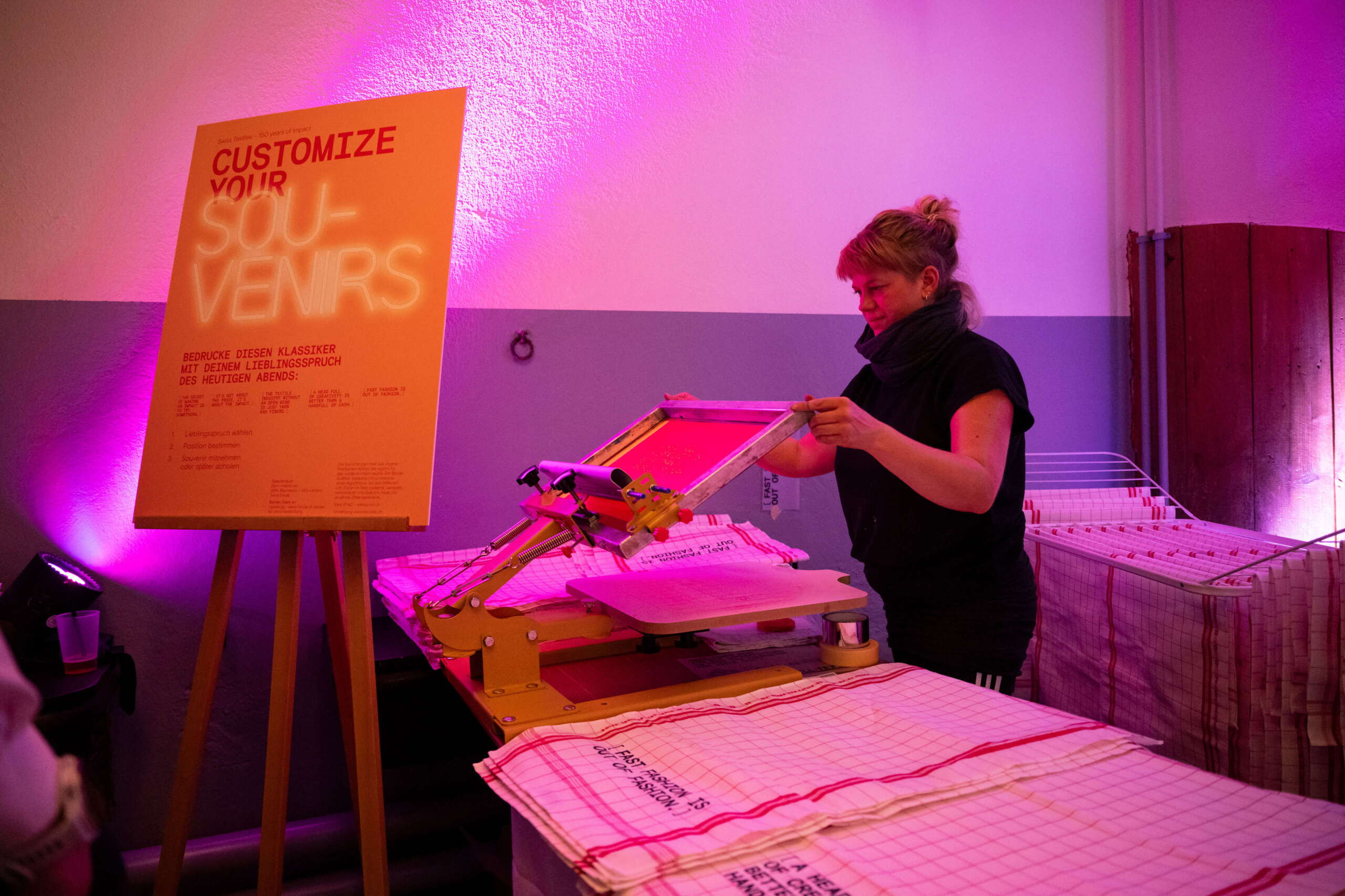 evenjo_swisstextiles_jubilaeum-58.jpg Live-Druckstation mit personalisierten Geschirrtüchern – kreative Mitmachaktion zum Thema Textilien und Individualisierung. Textildruck, Personalisierung, Eventaktivität, Handwerk live, GIve-Away-produktion, markenerlebnis, Brand Experience, Riithalle Zürich, Dekoration, jubiläumsfeier, mitarbeiteranlass, live kommunikation, Corporate-Event, eventagentur bern, eventplanung