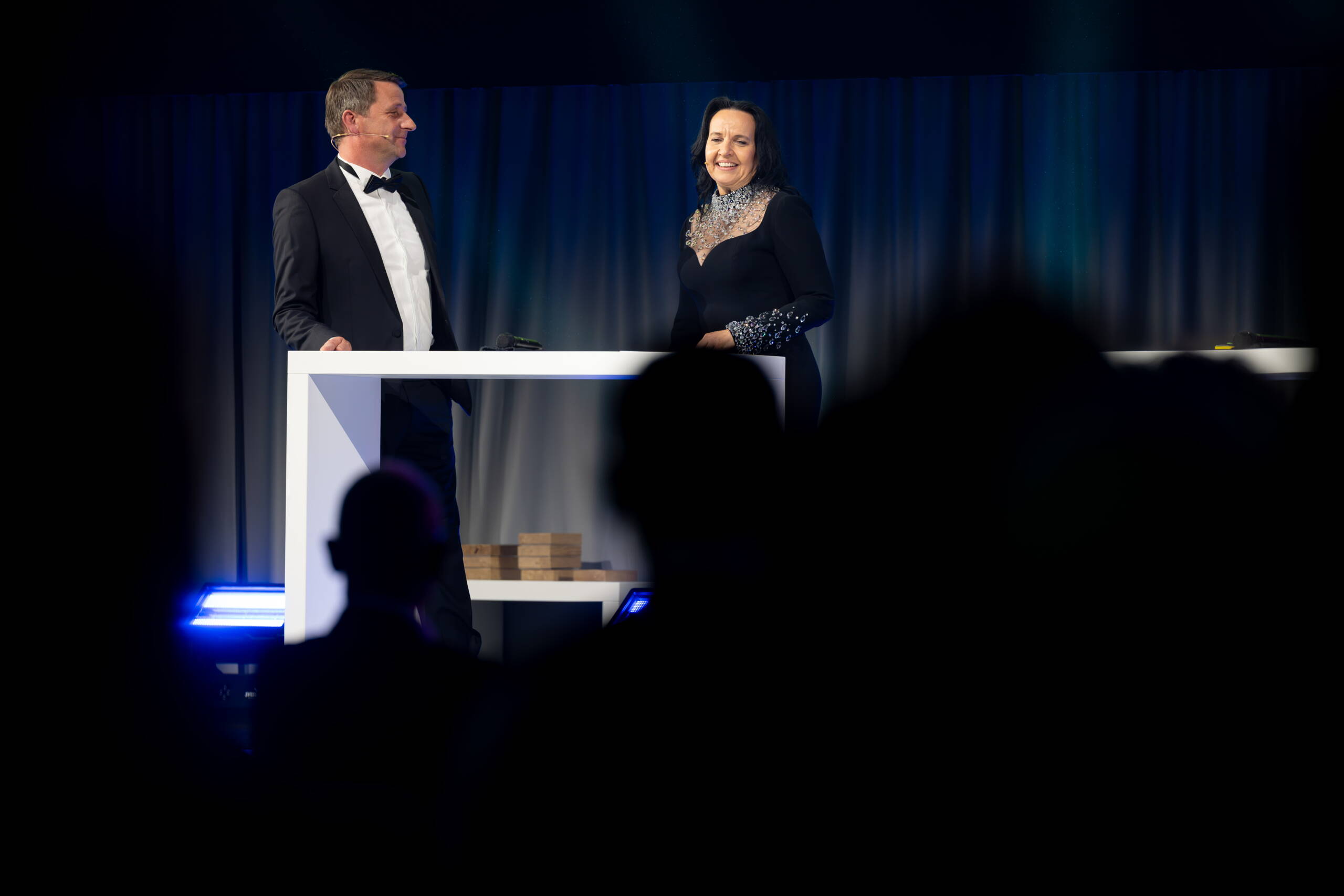 preopening-neue-festhalle-evenjo--buehne.jpg Moderationsduo bei feierlicher Zeremonie auf Bühne – persönliche Live Kommunikation mit Publikum.Moderation, Corporate Event, Bühne, Brand Storytelling, markenerlebnis, Brand Experience, Bernexpo, Festhalle, Dekoration, Eröffnungsfeier, mitarbeiteranlass, live kommunikation, Showtime, Corporate-Event, eventagentur bern, Tom Winter, Andrea Wucher