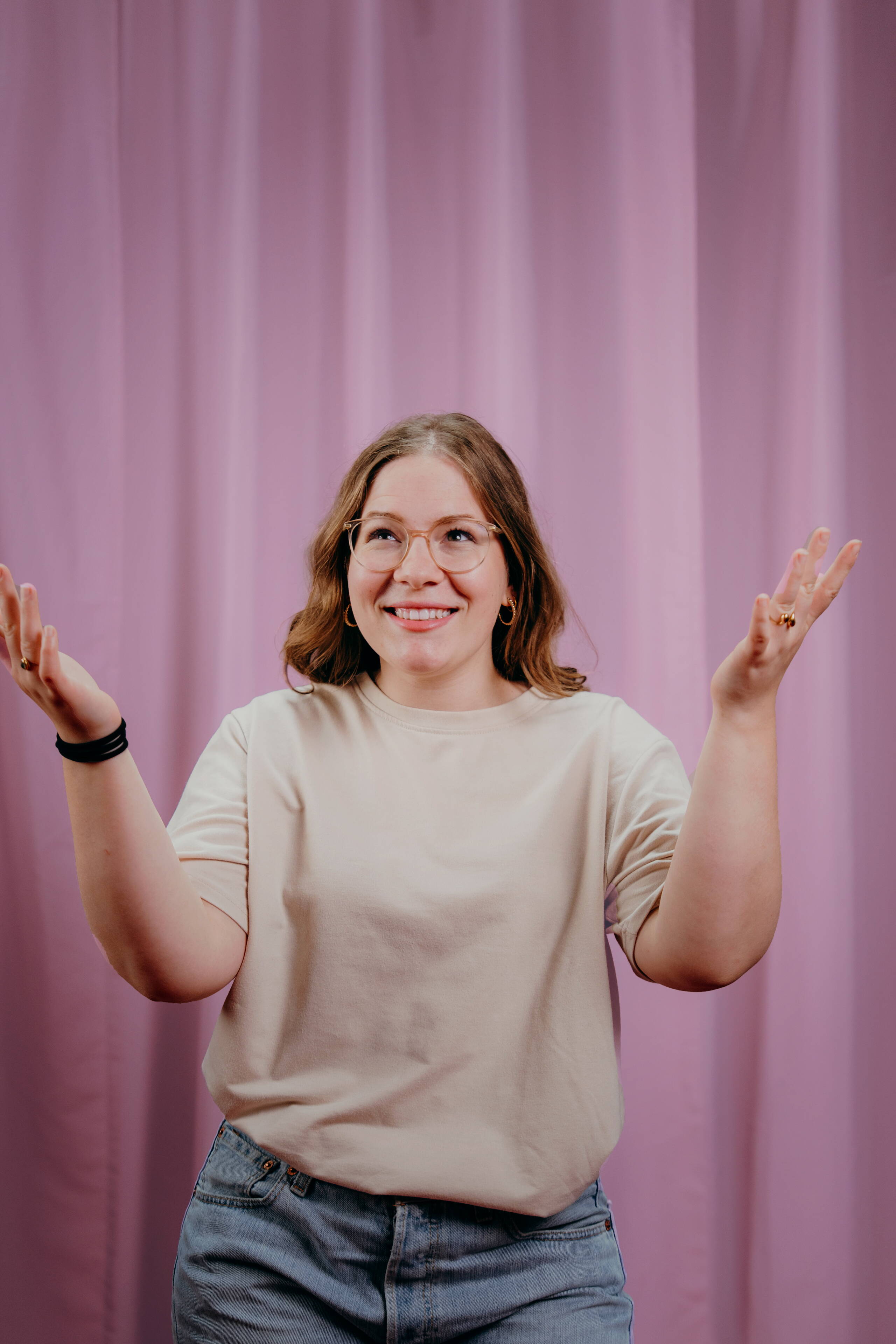 assja-staempfli.jpg Mitarbeiterin Assja Stämpfli der Live Kommunikations Agentur evenjo vor rosa Hintergrund mit offener Geste. live kommunikation, Corporate-Event, Eventagentur bern, eventplanung, firmenevents, teamevents bern, jubiläumsfeier, networking anlass, mitarbeiteranlass, evenjo-Team, Technik, Krea, Konzepterin, Polydesignerin 3D