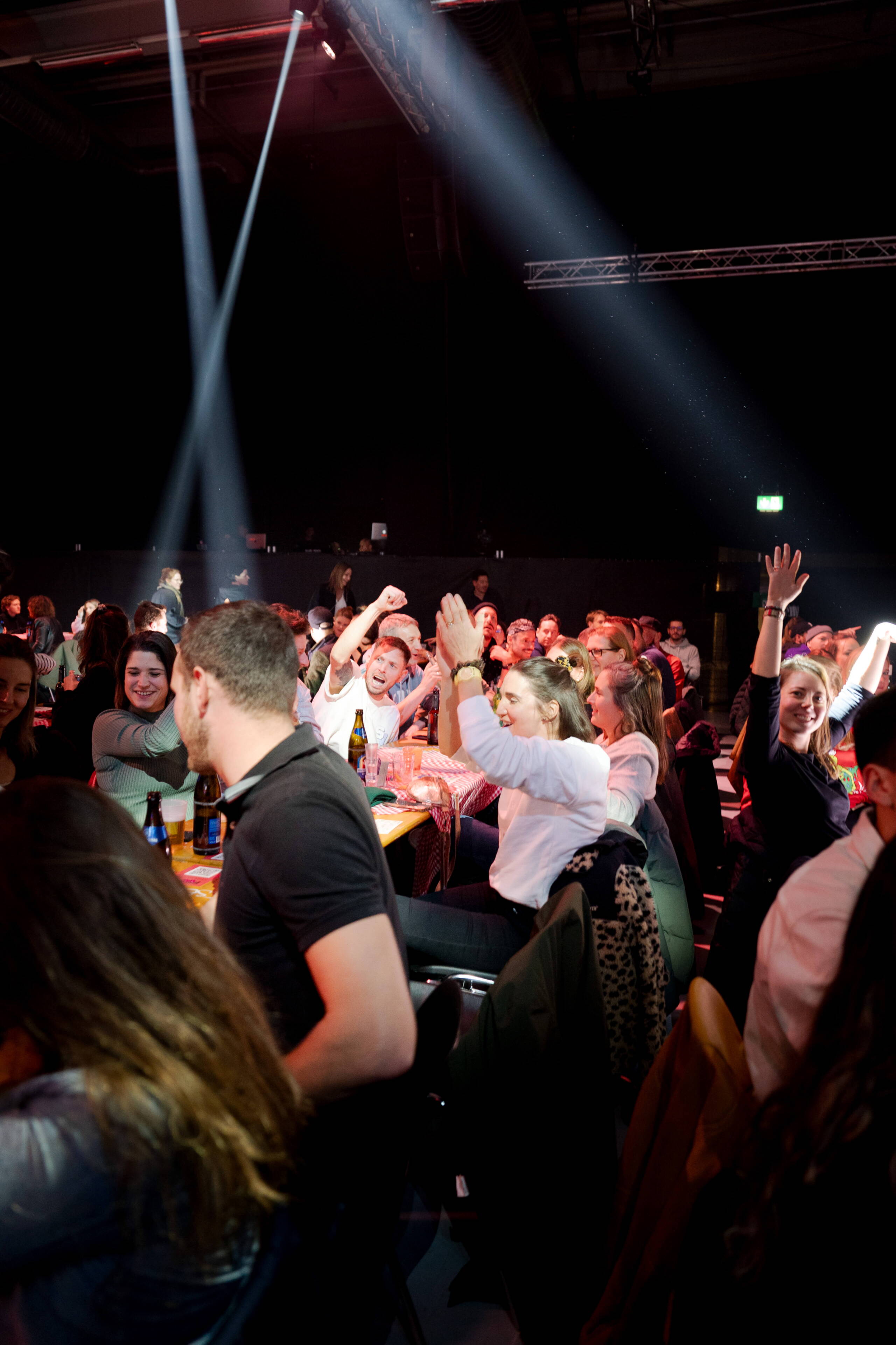 evenjo_gurtenfestival_superlotto_publicevent_bern-25.jpg Grosse Gruppe von Gästen jubelt und feiert in festlicher Stimmung – ausgelassene Atmosphäre beim Superlotto-Publikumsevent. Publikumsfreude, Festivalfeeling, Superlotto, Jubel, Eventerlebnis, Eventtechnik, live kommunikation,
markenerlebnis, Corporate-Event, eventagentur bern, eventplanung