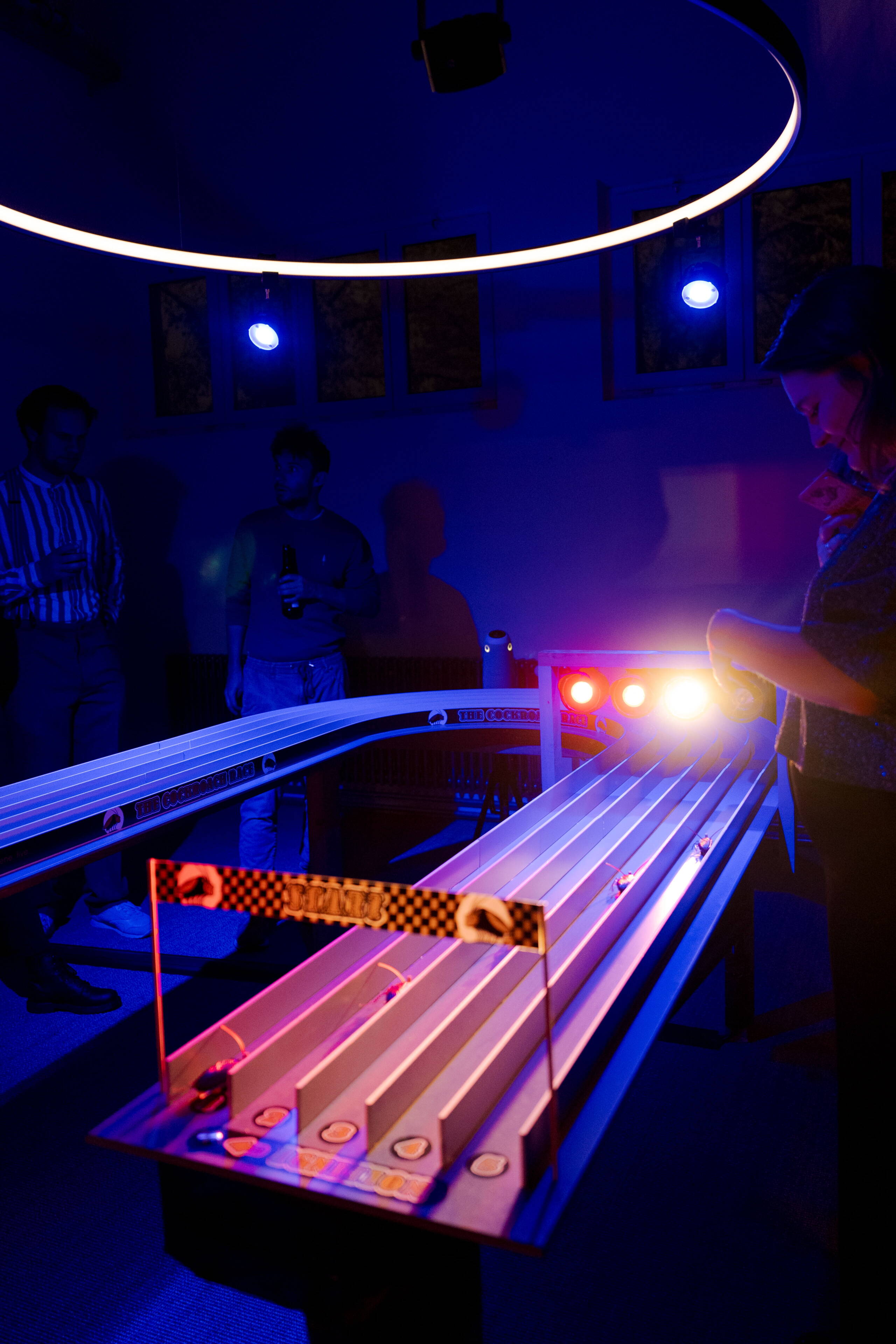 evenjo-sause-rennbahn.jpg Rennbahn in leuchtenden Farben unter UV-Licht – technische Raffinesse und immersive Markenerlebnisse bei der evenjo sause. Rennbahn, Kakerlakenrennen, spass, markenerlebnis, Brand Experience, mitarbeiteranlass, live kommunikation, Corporate-Event, Markenerlebnis, eventplanung, jubiläumsfeier, mitarbeiteranlass, teamevent, eigenbau,