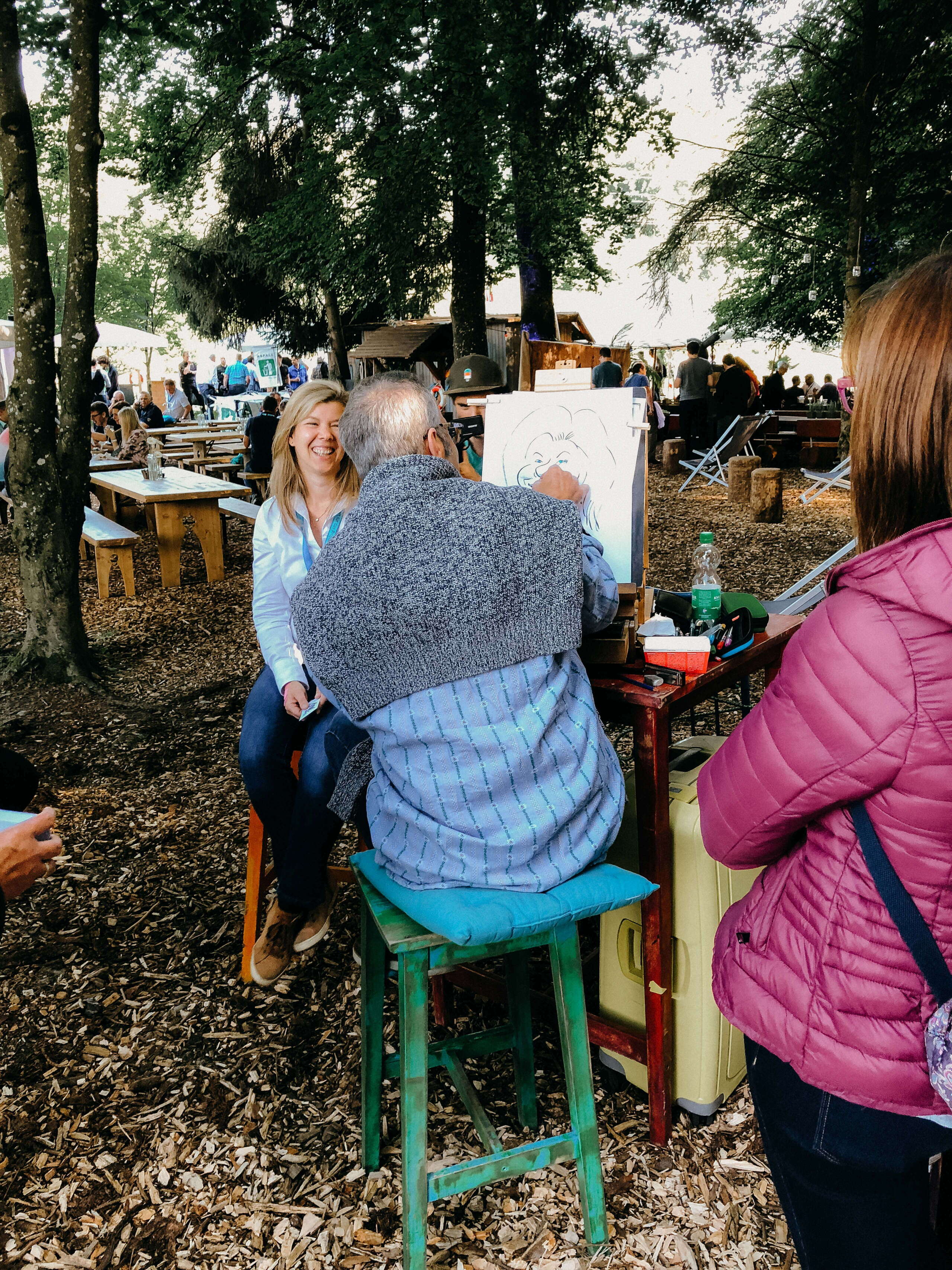 bkw-xplore-eventagentur-bern-evenjo-8.jpg Karikatur-Zeichner beim Xplore Festival – persönliche Erlebnismomente im Grünen. markenerlebnis, Brand Experience, mitarbeiteranlass, live kommunikation, Corporate-Event, eventagentur bern, BKW, Xplore, Outdoor Event, Markenerlebnis, eventplanung, jubiläumsfeier, mitarbeiteranlass