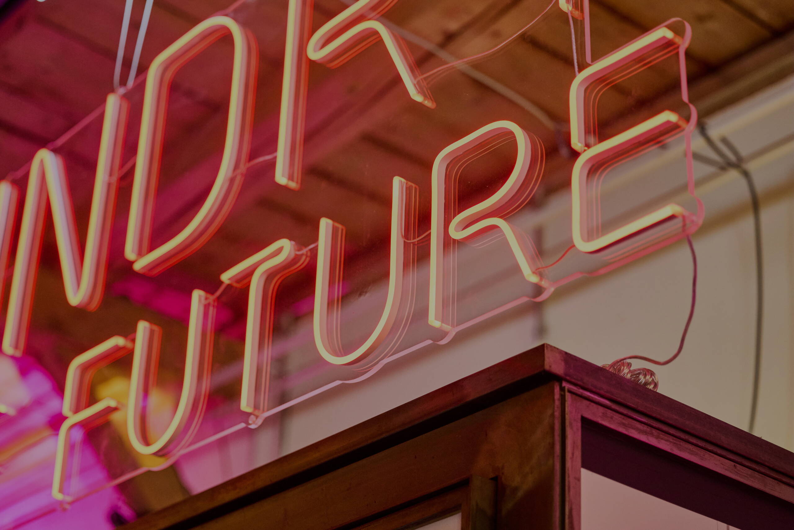 Roter Neon-Schriftzug „Laundry of the Future“ – visionärer Blick auf die Textilbranche von morgen. Zukunftsdesign, Textilbranche, Installationskunst, Innovationsshow, Waschmaschinen-Event, markenerlebnis, Brand Experience, Riithalle Zürich, Dekoration, jubiläumsfeier, mitarbeiteranlass, live kommunikation