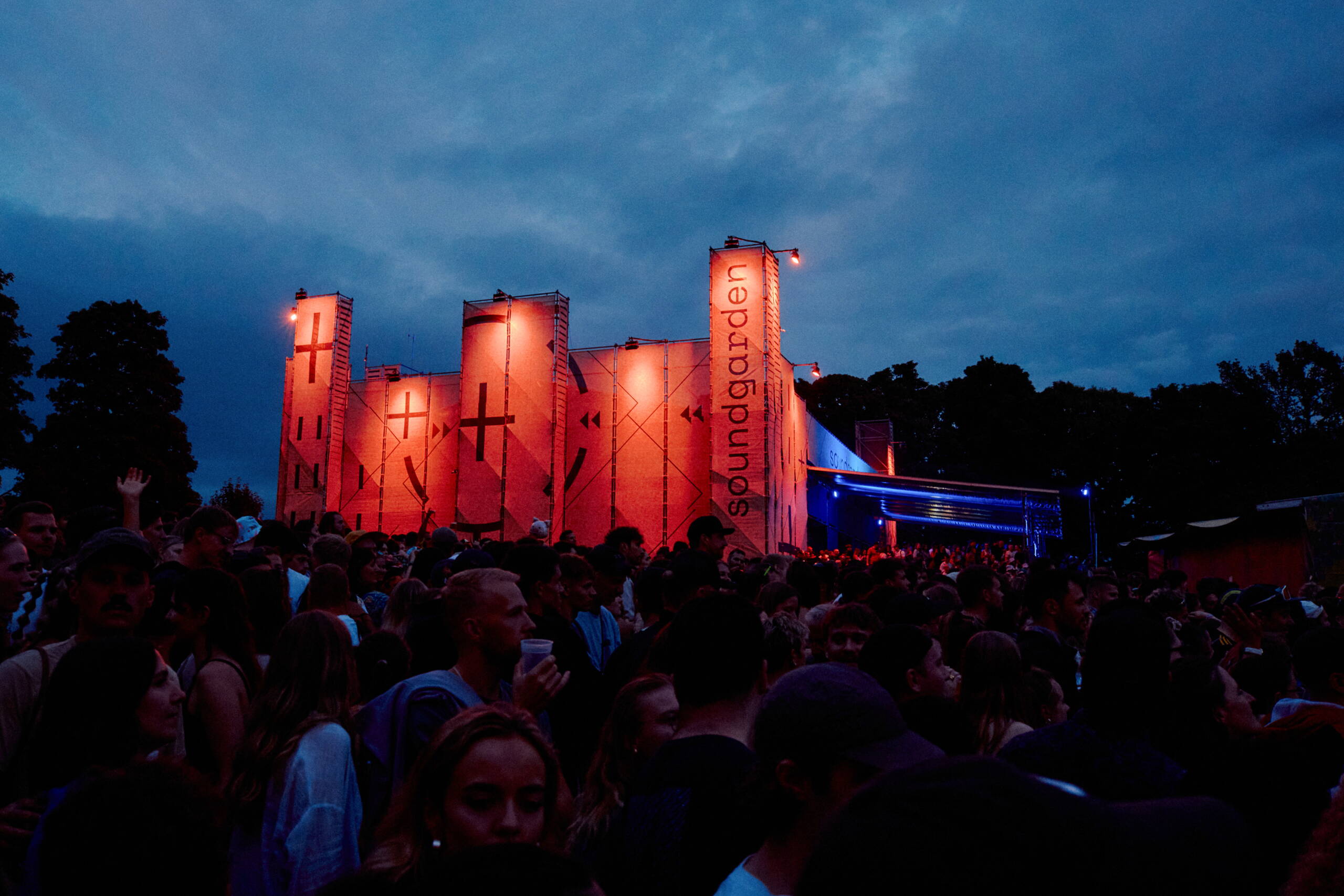 gurtenfestival-evenjo-ag-bern-soundgarden.jpg Der Soundgarden beim Gurtenfestival erstrahlt nachts in beeindruckendem rot mit Feuersäulen – spektakuläre Lichtinszenierung in Bern. Lichtshow, Nachtaufnahme, Bühne, Eventbeleuchtung, Festivalstimmung, Markenerlebnis, Brand Experience, Corporate-Event, eventplanung, Publicevent, Eventagentur Bern, Technik, Beleuchtung, Live Kommunikation, Gurten, Dancetents, Supermercado, cosmodrome