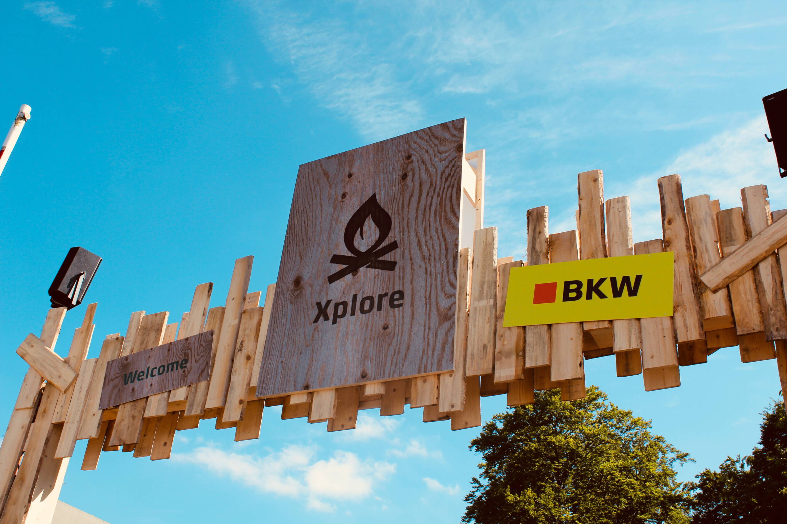 bkw_xplore-2018_img_0772_ref.jpg Willkommensschild beim XPLORE Event von BKW – Outdoor Markenerlebnis, markenerlebnis, Brand Experience, mitarbeiteranlass, live kommunikation, Corporate-Event, eventagentur bern, BKW, XPLORE, Outdoor Event, eventplanung, jubiläumsfeier, mitarbeiteranlass