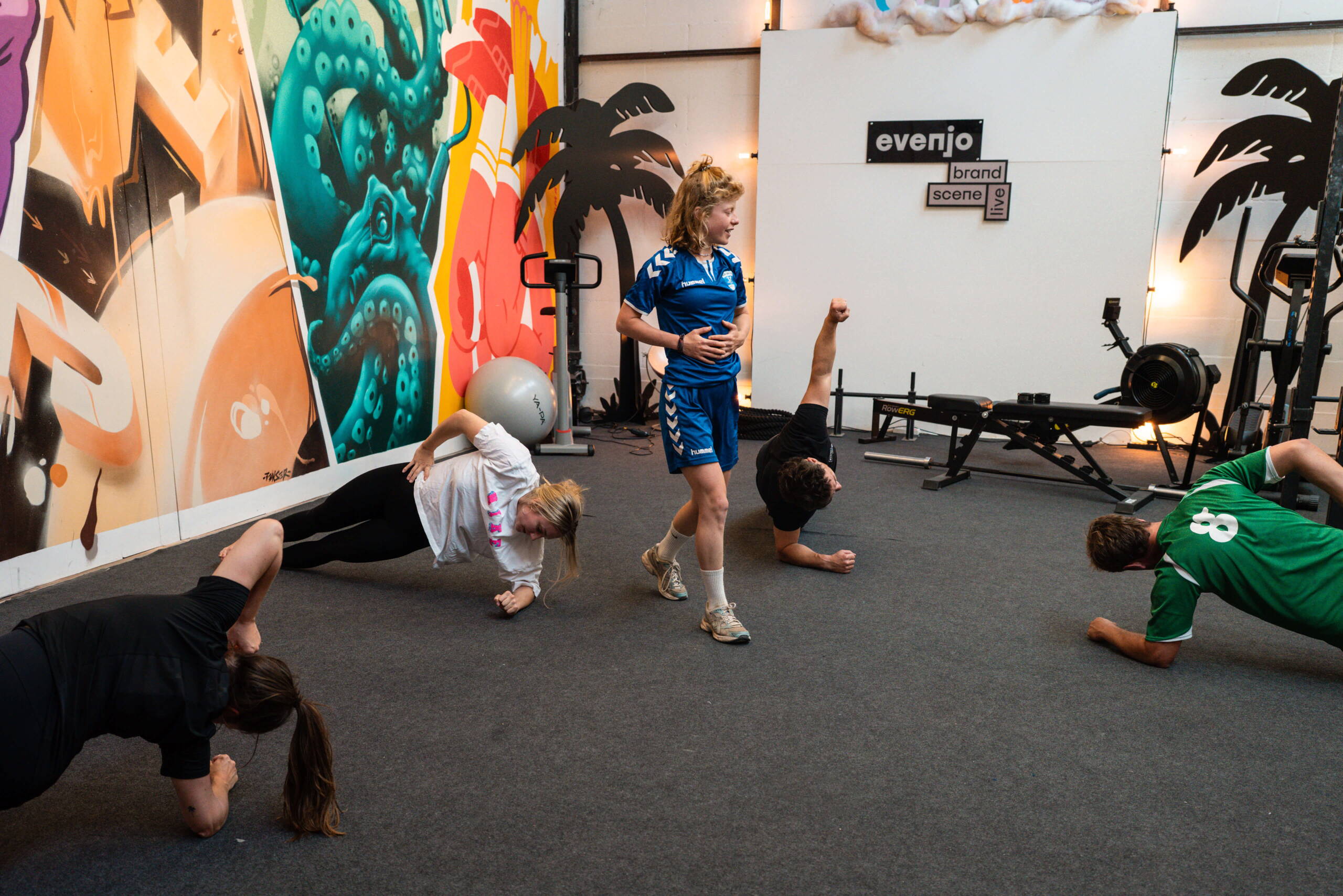 fitness_eventagentur-bern-3.jpg Gruppentraining mit Core-Übungen und professionellem Coaching von Unik bei evenjo im Gym. Functional Fitness, Teamwork, Sport- und Gesundheitsevent. Teamwork, Bewegung, Gesundheitsförderung, Eventplanung, Live-Kommunikation, Brand Experience, Markenerlebnis, Eventagentur Bern, Unik