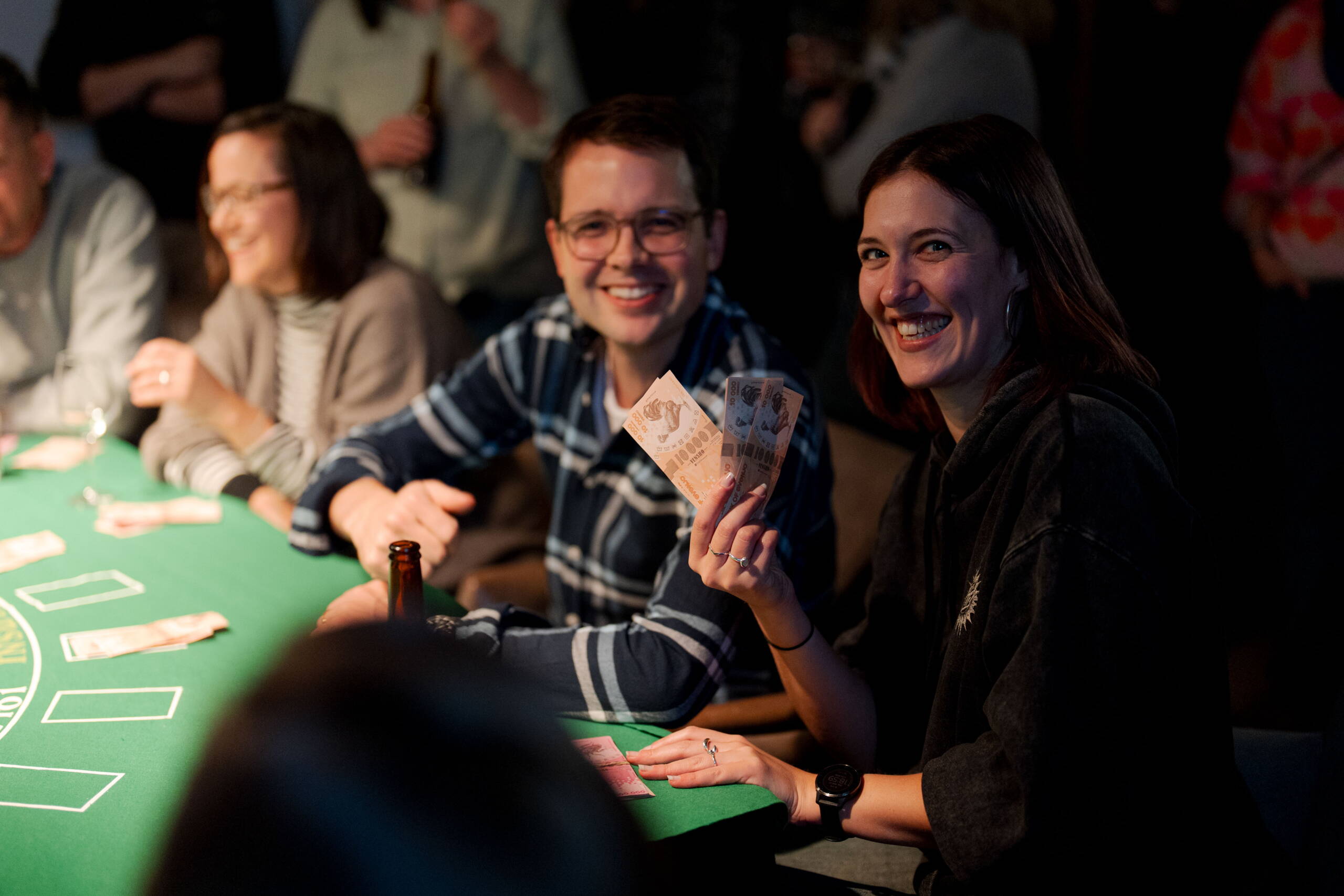 evenjo-sause-blackjack.jpg Zwei lachende Gäste halten Spielgeld in den Händen – kreative Eventgestaltung und spielerisches Networking auf höchstem Niveau. Spielgeld, Networking, Mitarbeiterevent, kreative Eventgestaltung, Casino-Elemente, markenerlebnis, Brand Experience, mitarbeiteranlass, live kommunikation, Corporate-Event, Markenerlebnis, eventplanung, jubiläumsfeier, mitarbeiteranlass, teamevent
