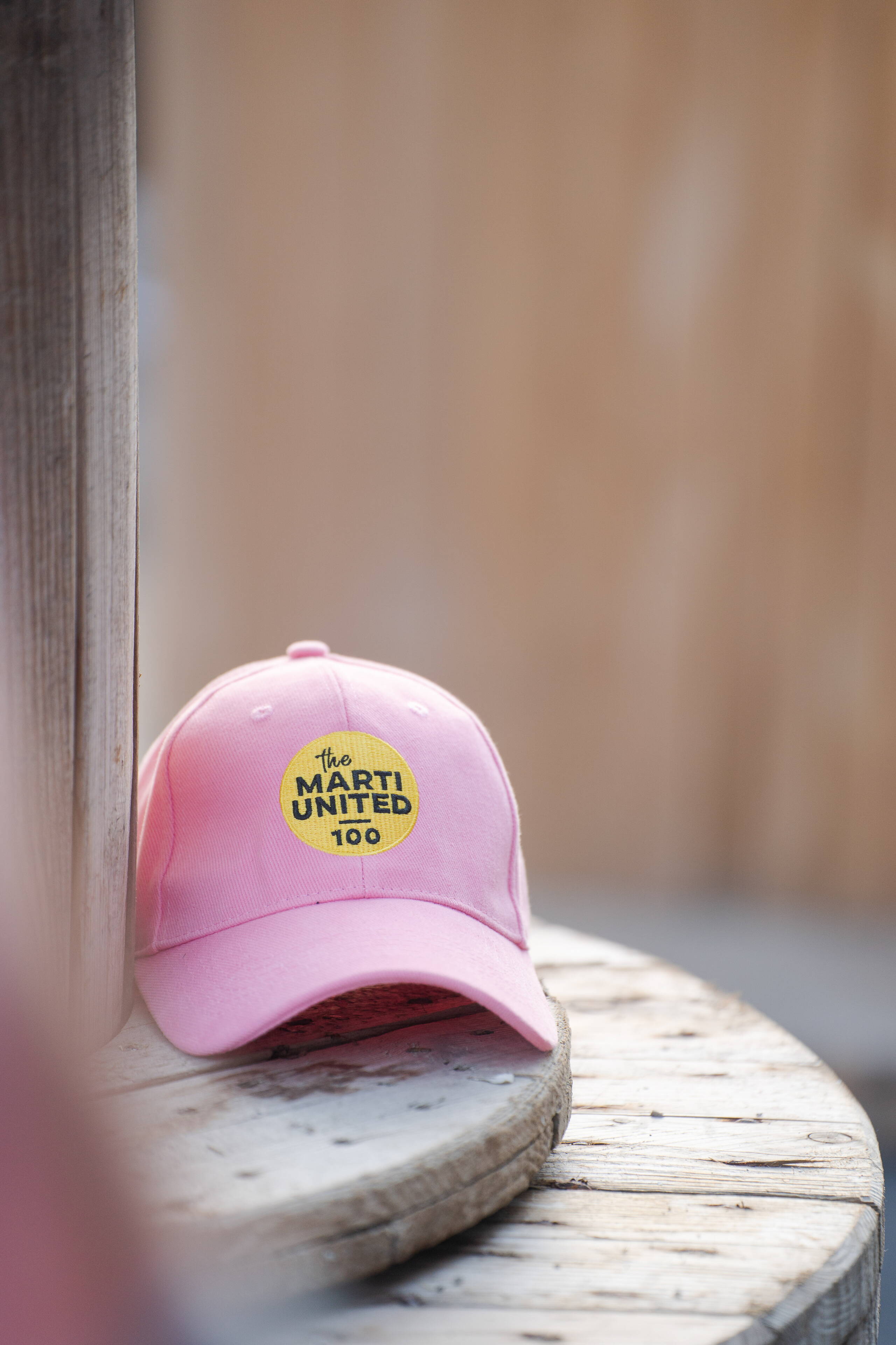 crossmediale-kommunikation-jubilaeum-marti-ag-7.jpg Rosa Cap mit dem Marti United 100 Logo als Merchandise-Artikel zum Firmenjubiläum. Marti United 100, Merchandise, Cap, Jubiläumsgeschenk, Event-Souvenir, Branding, Firmenevent, Give Away, Markenerlebnis, Brand Experience, Mitarbeiteranlass, Live Kommunikation, Corporate-Event