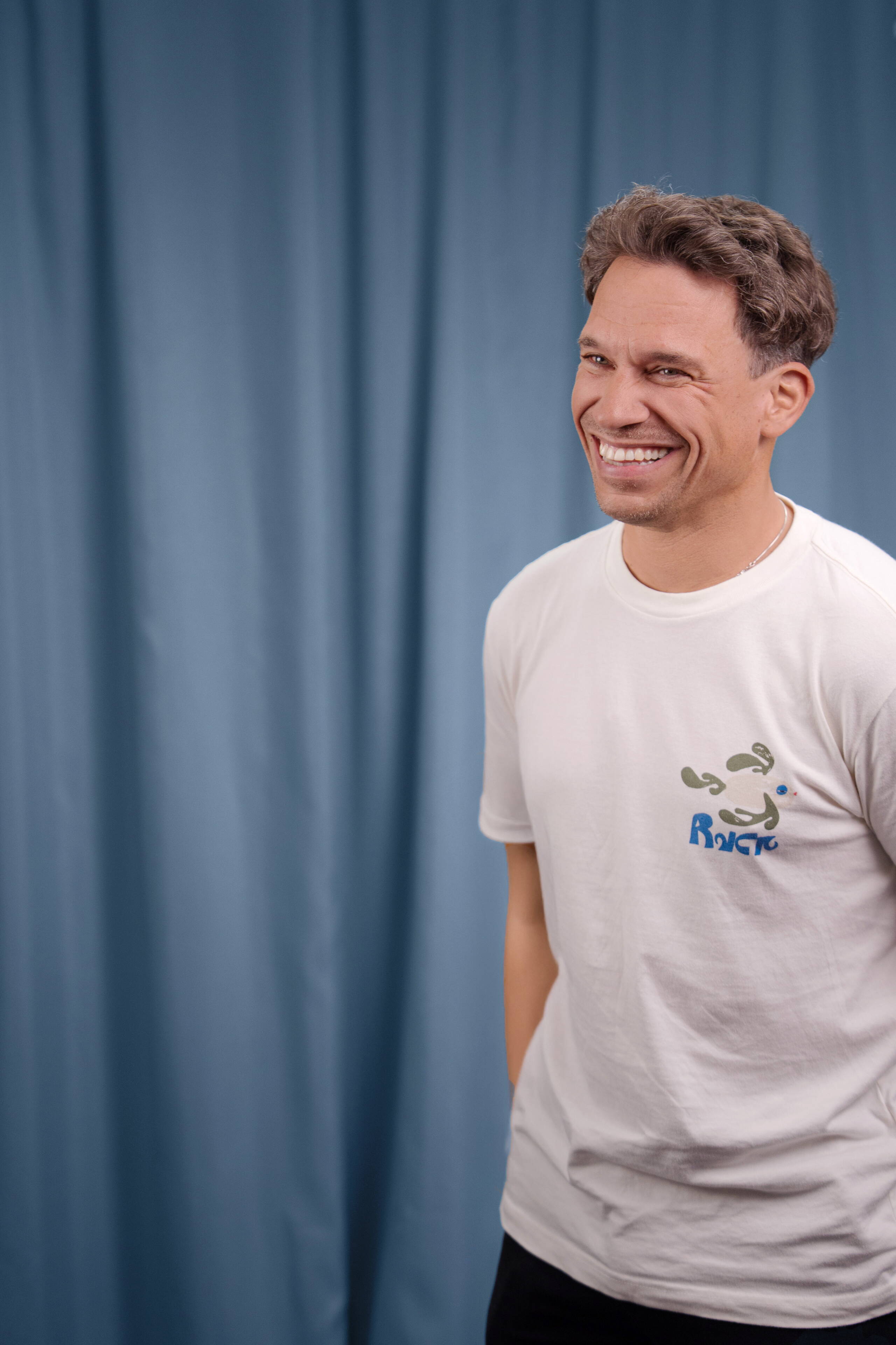 daniel-schmutz.jpg Mitarbeiter Daniel Schmutz der Live Kommunikations Agentur evenjo in lockerer Pose vor hellblauem Studiohintergrund. live kommunikation, Corporate-Event, Eventagentur bern, eventplanung, firmenevents, teamevents bern, jubiläumsfeier, networking anlass, mitarbeiteranlass, evenjo-Team, Technik, Senior Projektleitung, Beratung