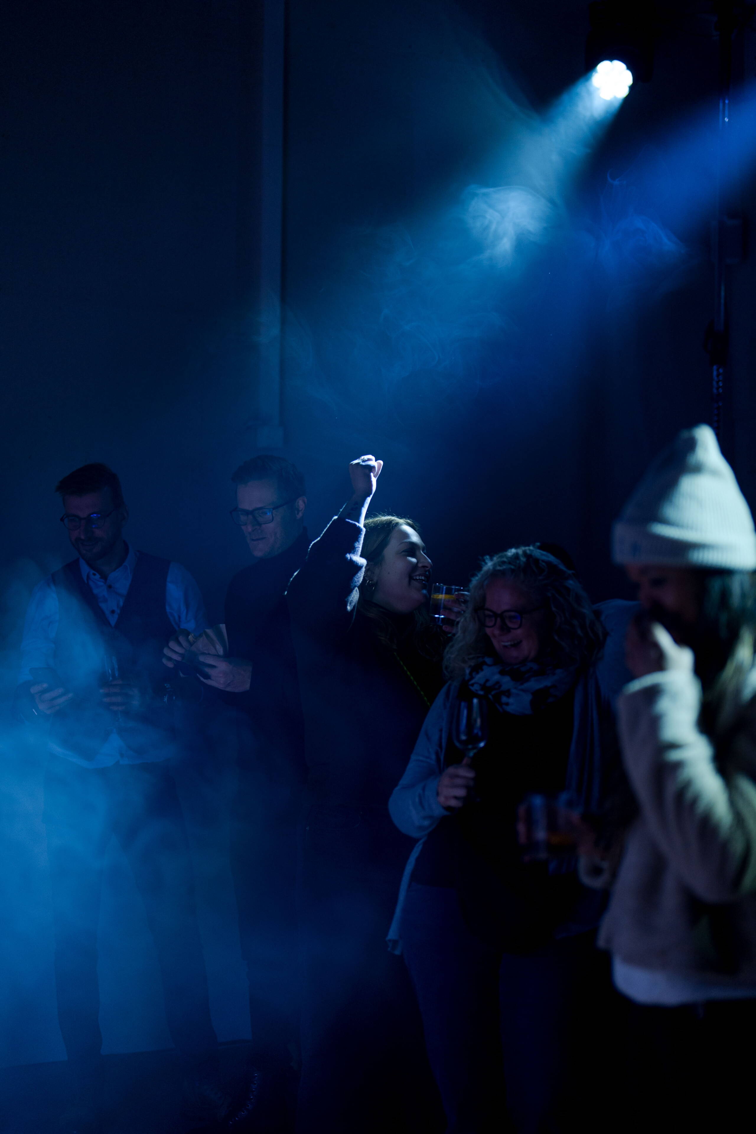 evenjo-sause-jubel.jpg Gäste jubeln im stimmungsvollen Nebellicht – ausgelassene Partystimmung bei der evenjo Sause. Partystimmung, Markenemotion, markenerlebnis, Brand Experience, mitarbeiteranlass, live kommunikation, Corporate-Event, Markenerlebnis, eventplanung, jubiläumsfeier, mitarbeiteranlass, teamevent