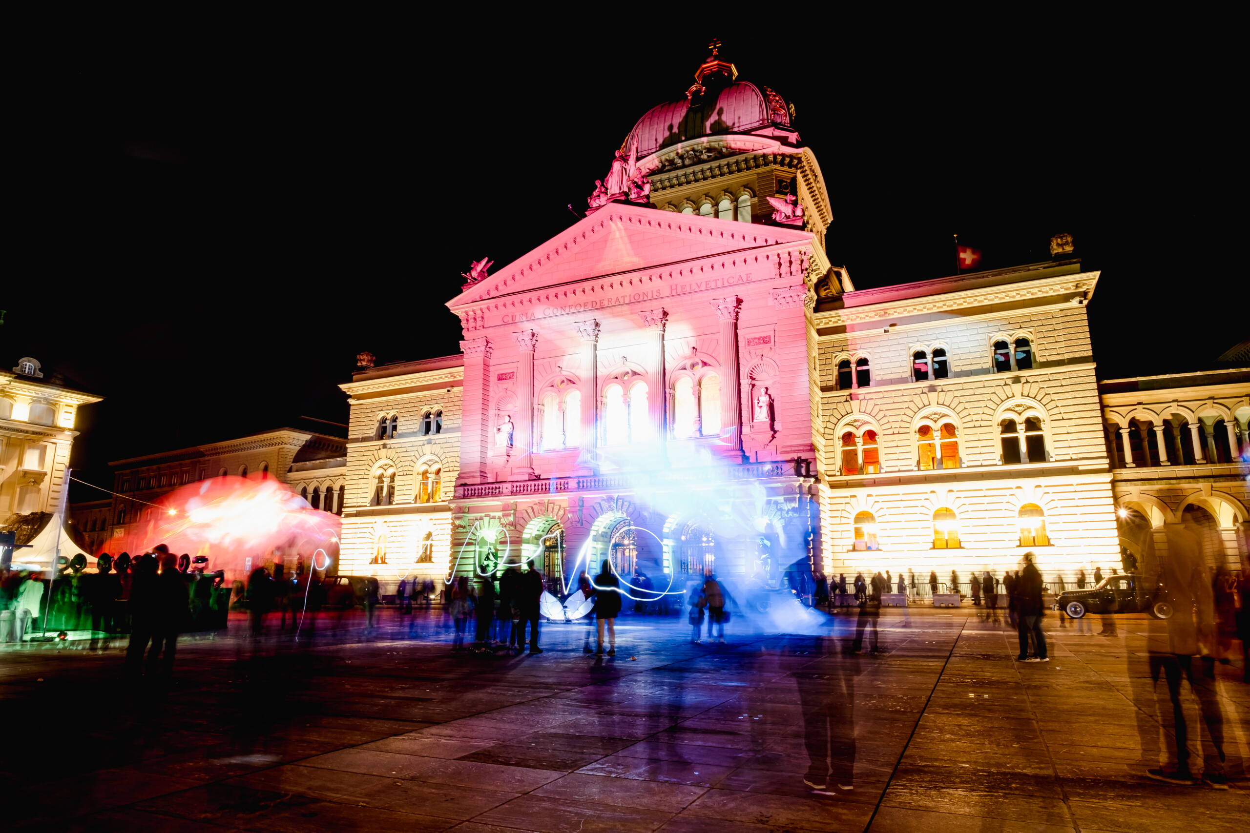 museumsnacht-bern-evenjo-eventagentur-bern-18.jpg Lichtshow am Bundeshaus Bern – kreative Illumination und interaktive Lichtinszenierung bei der Museumsnacht. Lichtshow, Live-Event, Lichtkunst, Publikumsevent, Nachtveranstaltung, Markenerlebnis, Brand Experience, Corporate-Event, eventplanung, Verein Museen Bern, Publicevent, Stadt Bern, Eventagentur Bern, Technik, Beleuchtung, Live Kommunikation