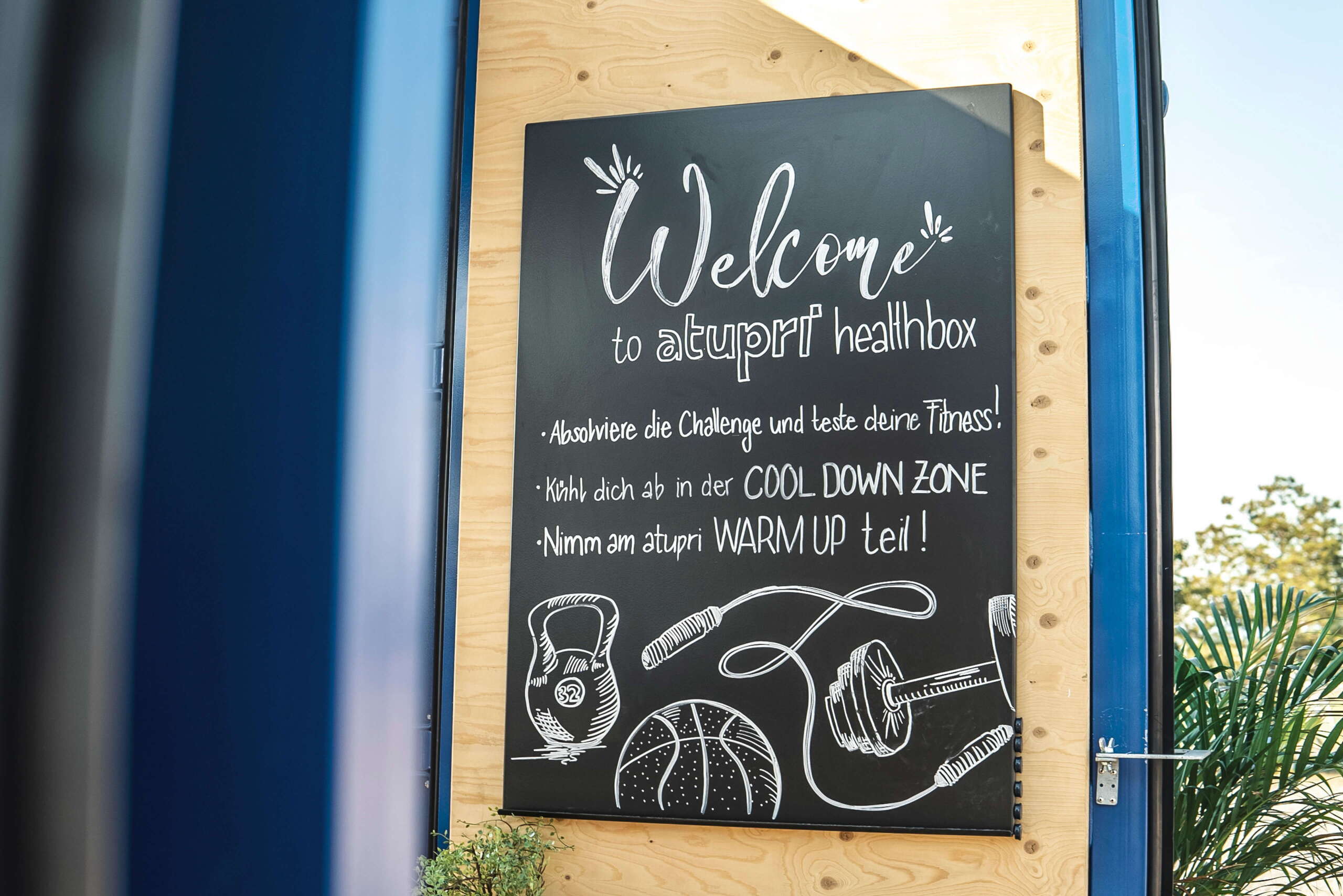 evenjo-ag-eventagentur-bern-atupri-healthbox-3.jpg Willkommenstafel mit Aufrufen zur Fitness-Challenge, Cool-Down-Zone und Warm-up bei der Atupri Healthbox. Eventbegrüssung, Fitness-Challenge, Warm-up, Cool Down, Bewegung motivieren, live kommunikation, Corporate-Event, Eventagentur bern, eventplanung, firmenevents, teamevents bern, jubiläumsfeier, networking anlass, mitarbeiteranlass, Technik, Public Events, Sport und Entertainment Events, markenerlebnis, Brand Experience