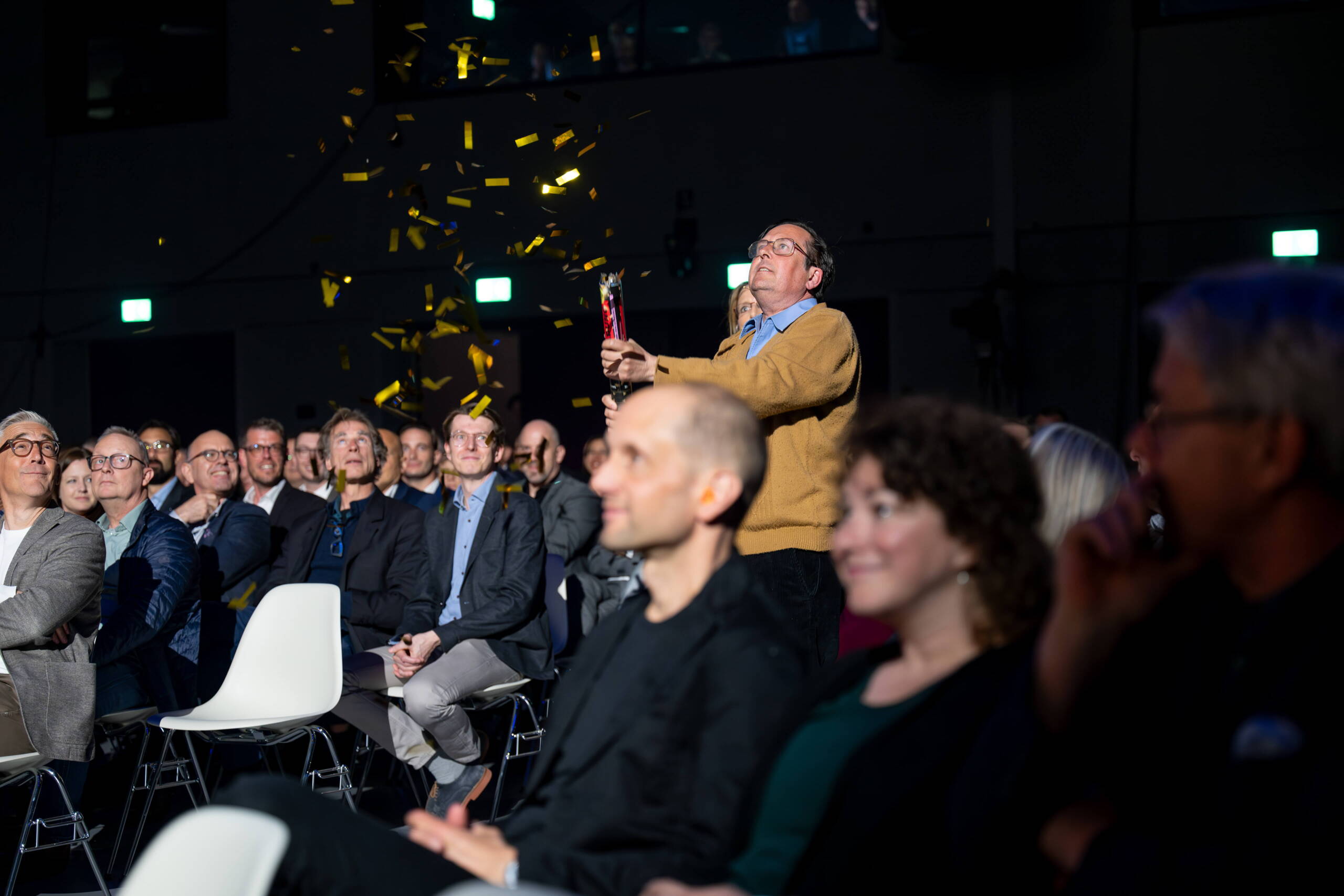 preopening-neue-festhalle-evenjo-konfetti.jpg Interaktiver Moment im Publikum mit goldener Konfettikanone – mitreissende Inszenierung bei der Eröffnung. Konfetti, Interaktion, Brand Experience, Emotion, markenerlebnis, Brand Experience, Bernexpo, Festhalle, Dekoration, Eröffnungsfeier, mitarbeiteranlass, live kommunikation, Showtime, Corporate-Event, eventagentur bern