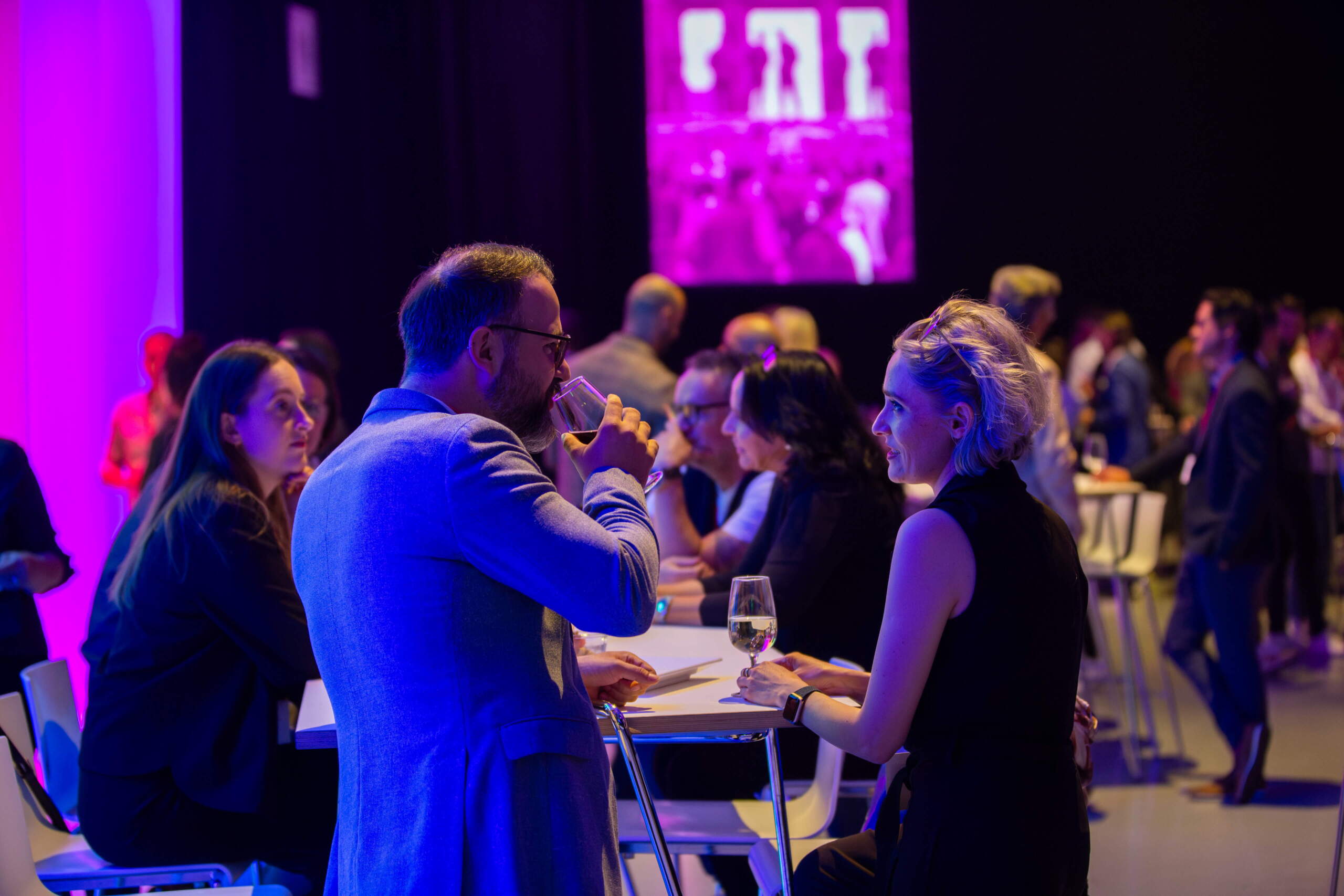 evenjo_mobiliar_avanti_corporateevent-6.jpg Teilnehmende tauschen sich bei Wein und Drinks in stilvoller Lounge-Atmosphäre aus – effektives Networking bei einem modernen Business-Event. Networking, Business Lounge, Corporate Event, Get-together, Teilnehmerinteraktion, markenerlebnis, Brand Experience, eventagentur bern, eventplanung, teamevents