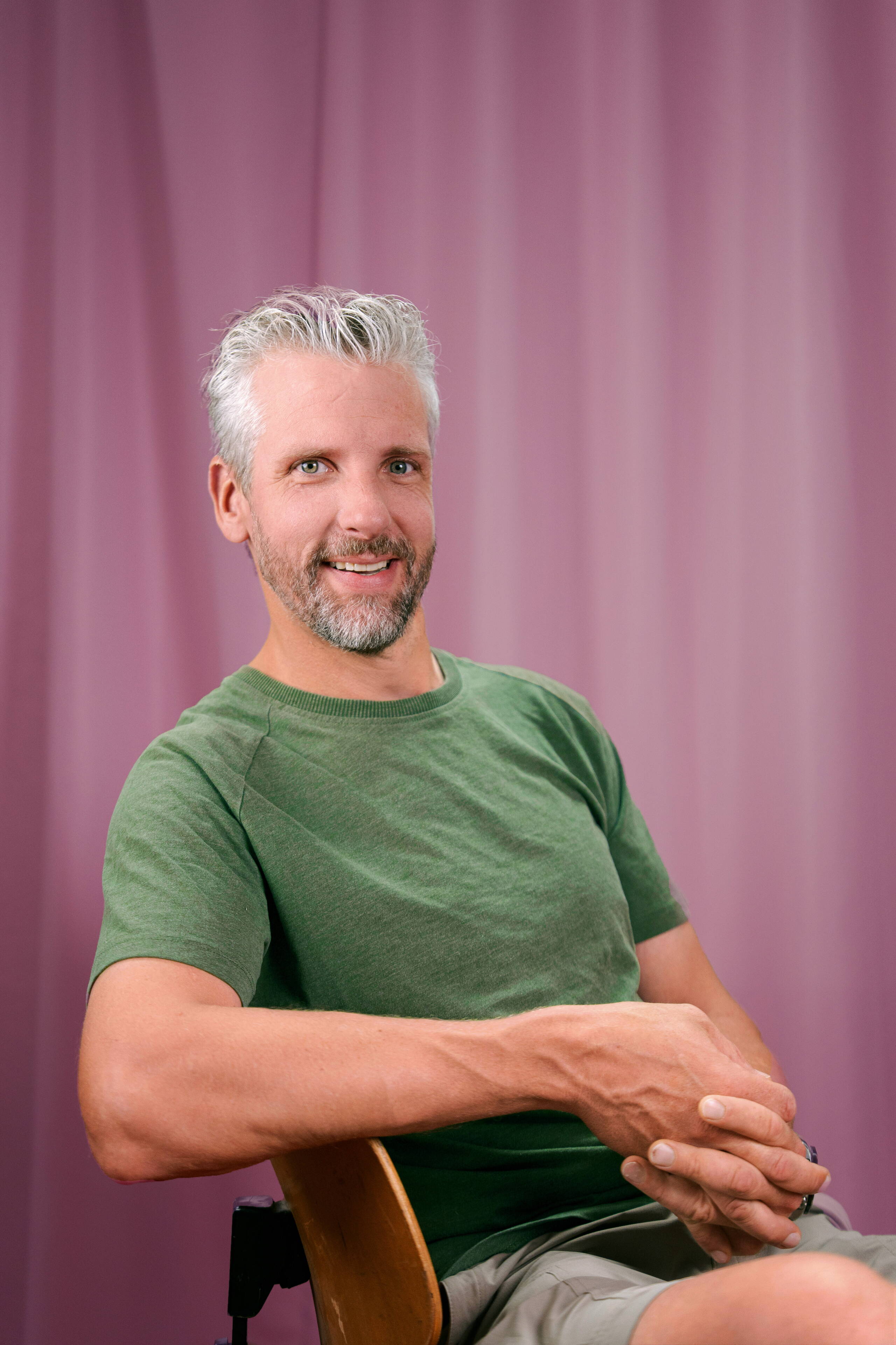 boris-schuermann.jpg Mitarbeiter Boris Schürmann der Live Kommunikations Agentur evenjo mit lila Vorhang im Hintergrund, live kommunikation, Corporate-Event, Eventagentur bern, eventplanung, firmenevents, teamevents bern, jubiläumsfeier, networking anlass, mitarbeiteranlass, evenjo-Team, Technik, Technischer Leiter