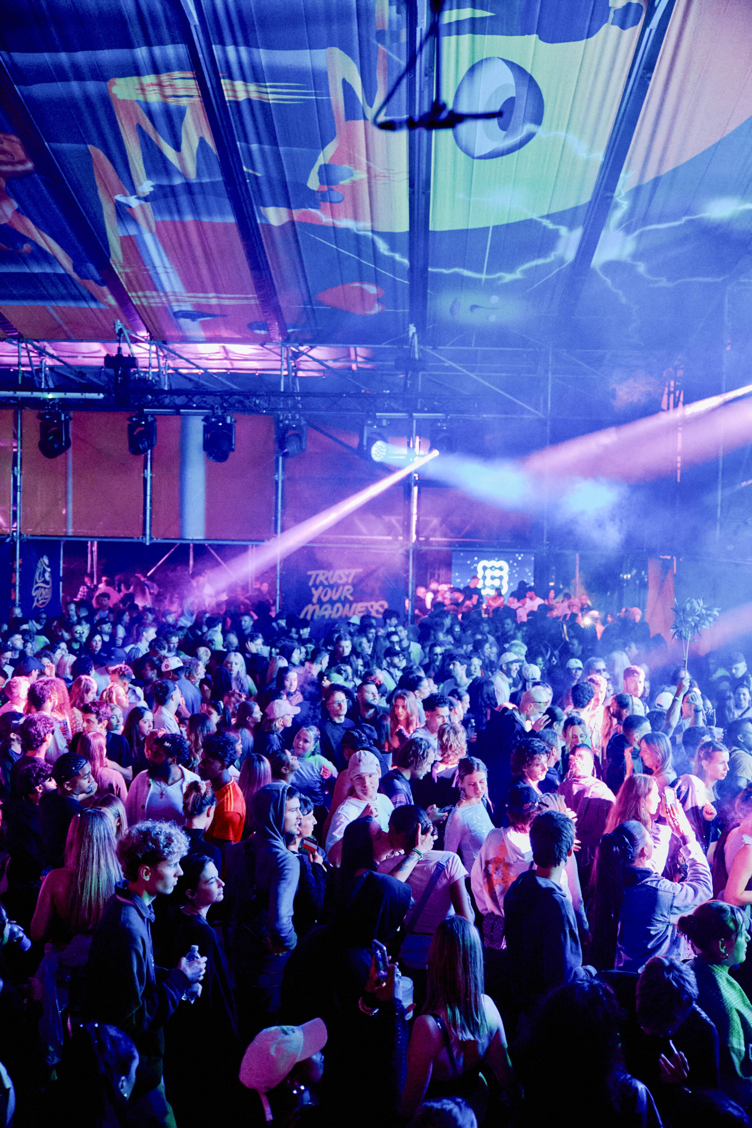 gurtenfestival-evenjo-ag-bern_dancetent.jpg tanzende Menge unter Lichtinstallationen in den Dancetents des Gurtenfestivals – pulsierende Stimmung bei Nacht.
Clubbühne, Tanzfläche, Festivalnacht, Eventbeleuchtung, Musik und Party, Markenerlebnis, Brand Experience, Corporate-Event, eventplanung, Publicevent, Eventagentur Bern, Technik, Beleuchtung, Live Kommunikation, Gurten, Supermercado, soundgarden, cosmodrome