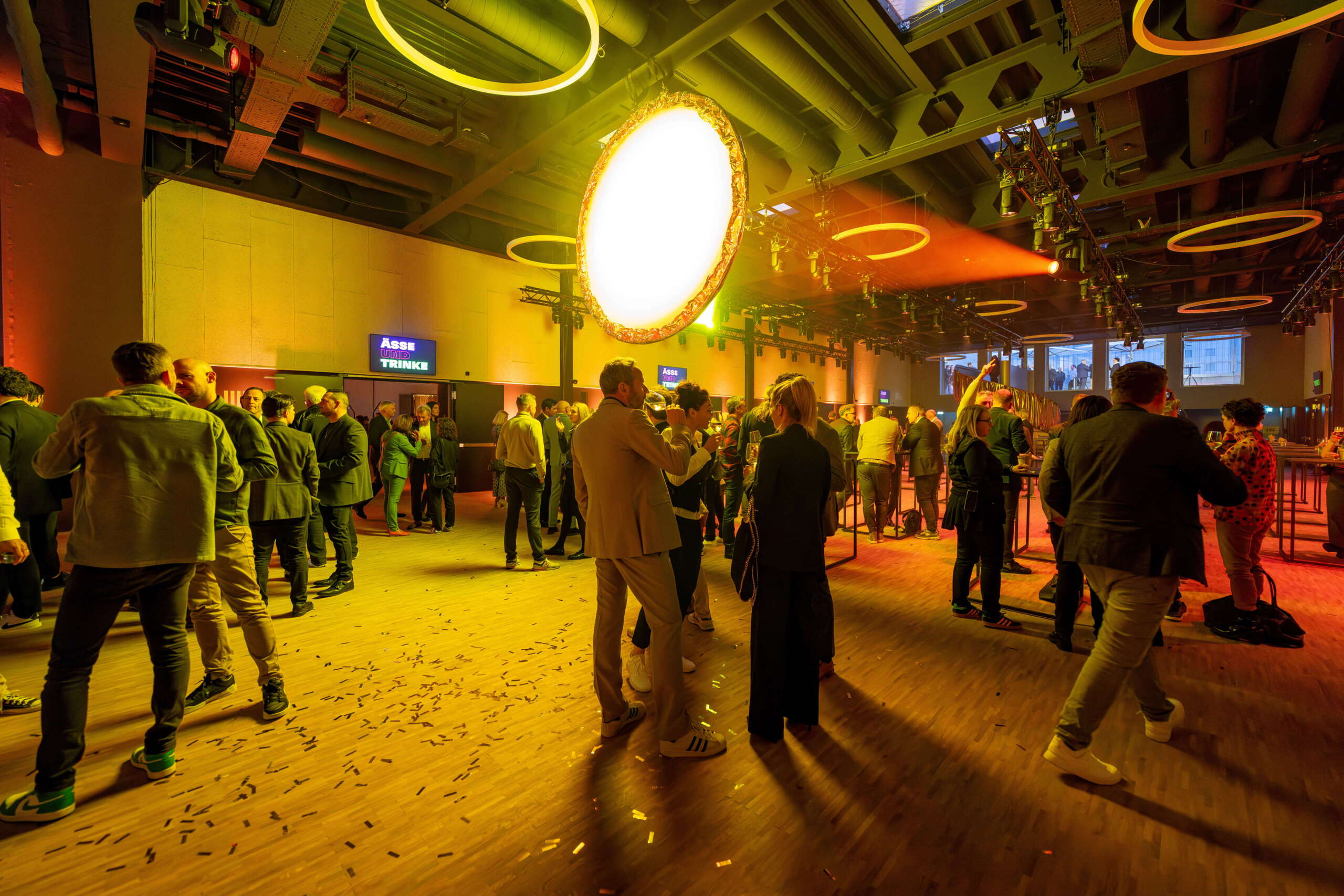 preopening-neue-festhalle-evenjo-bern-74.jpg Stimmungsvolle Networking-Atmosphäre mit Lichtdesign – Mitarbeiterevent in moderner Eventlocation. markenerlebnis, Brand Experience, Bernexpo, Festhalle, Dekoration, Eröffnungsfeier, mitarbeiteranlass, live kommunikation, Showtime, Corporate-Event, eventagentur bern
