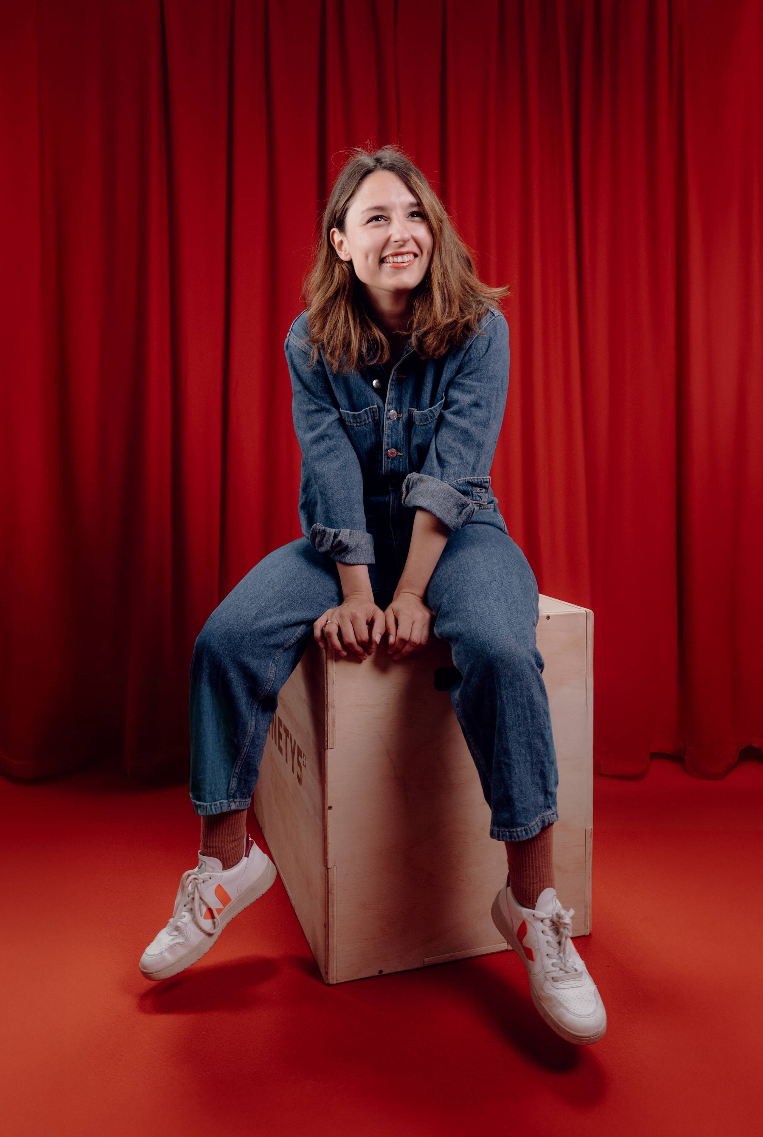 anja-mosimann.jpg Mitarbeiterin Anja Mosimann der Live Kommunikations Agentur evenjo in Jeansoutfit vor rotem Vorhang, live kommunikation, Corporate-Event, Eventagentur bern, eventplanung, firmenevents, teamevents bern, jubiläumsfeier, networking anlass, mitarbeiteranlass, evenjo-Team, Krea, Art Director